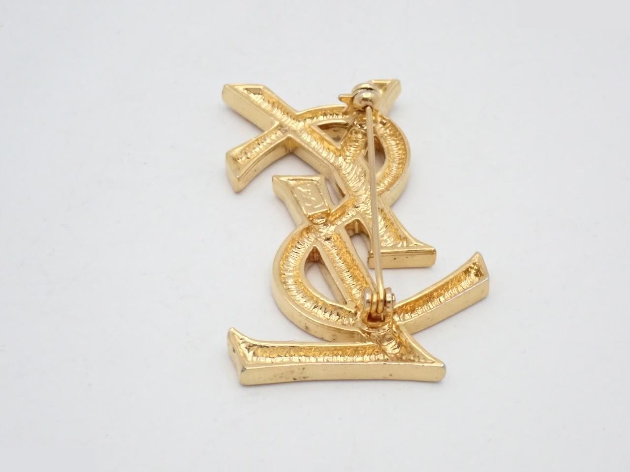 brooch — view 2
