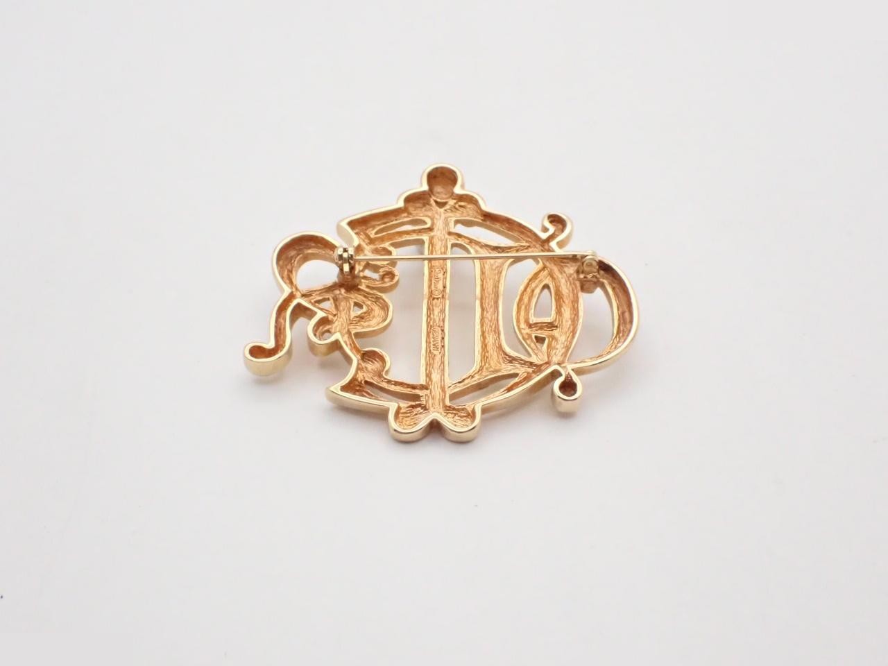 brooch, gold, logo — view 2