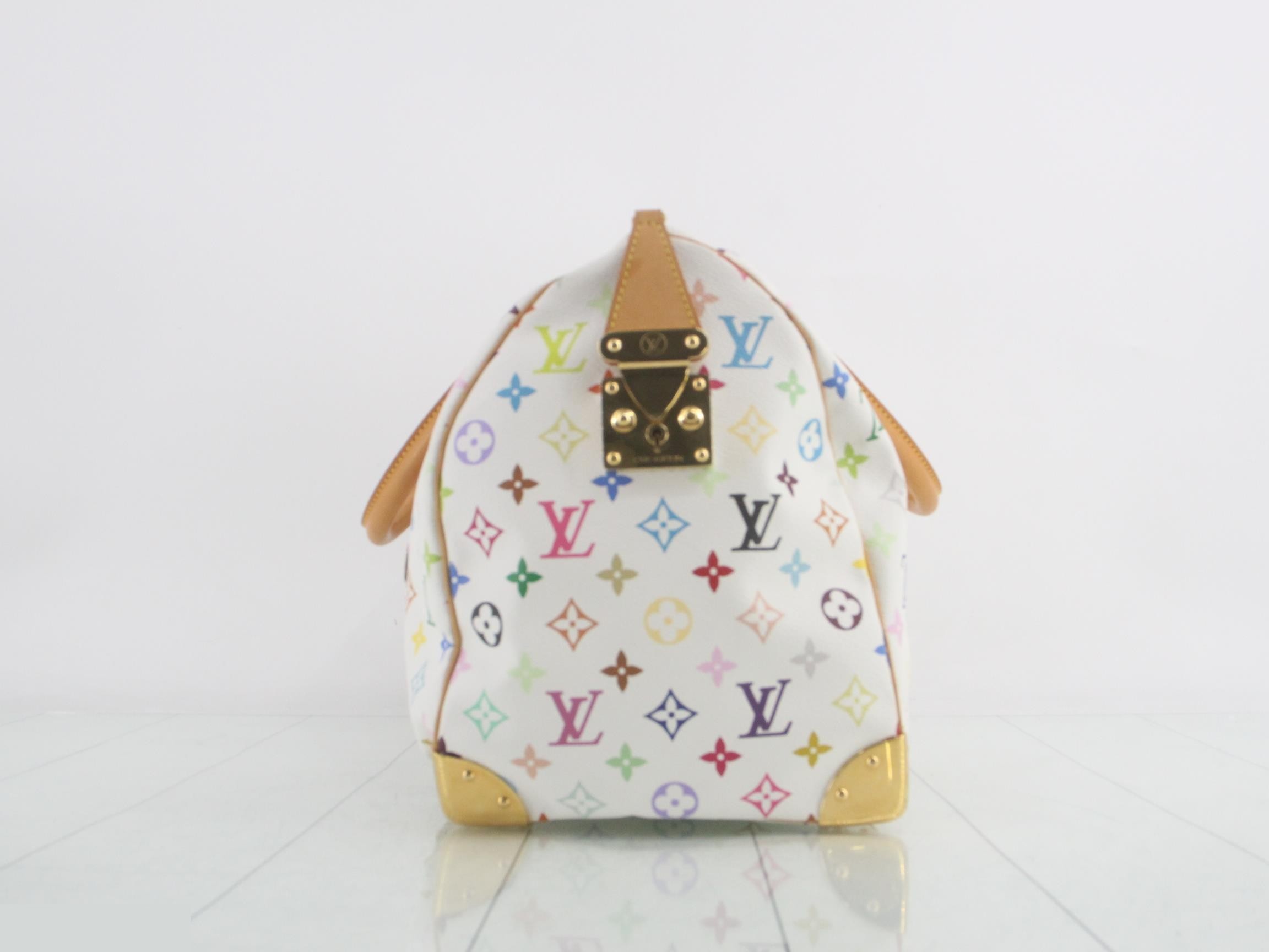 Keepall 45 Blanc, includes 2 keys, clochette, name tag, and handle strap. — view 3