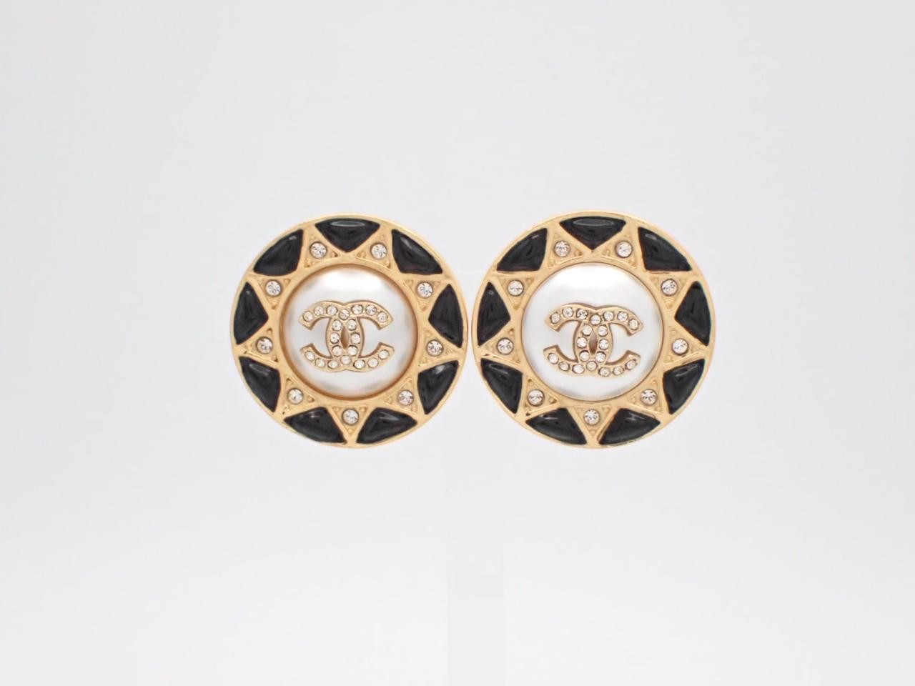 earrings, A19A, Coco Mark, pearl, sun motif, 2.5cm wide.
