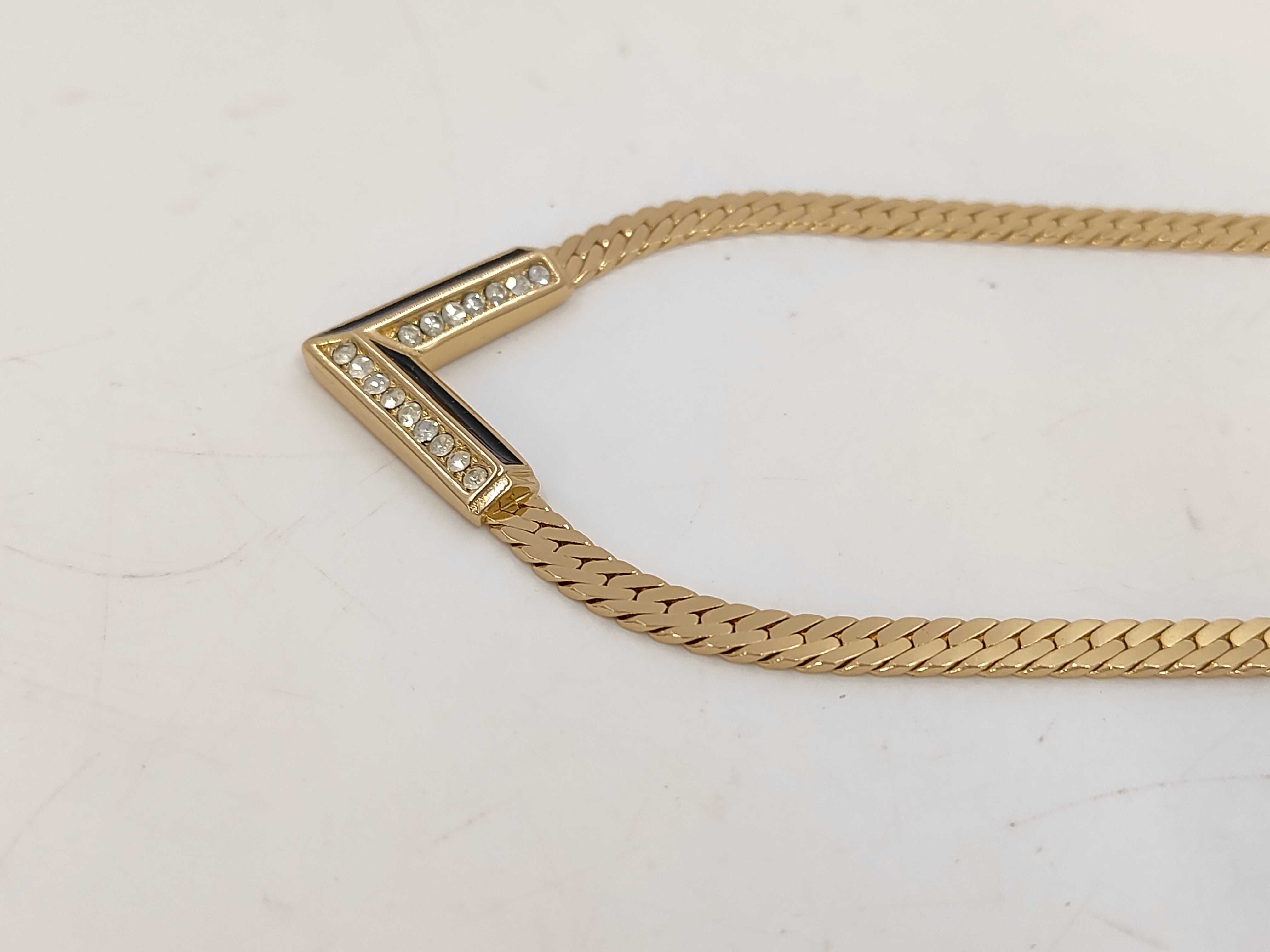 V-shaped gold necklace — view 2