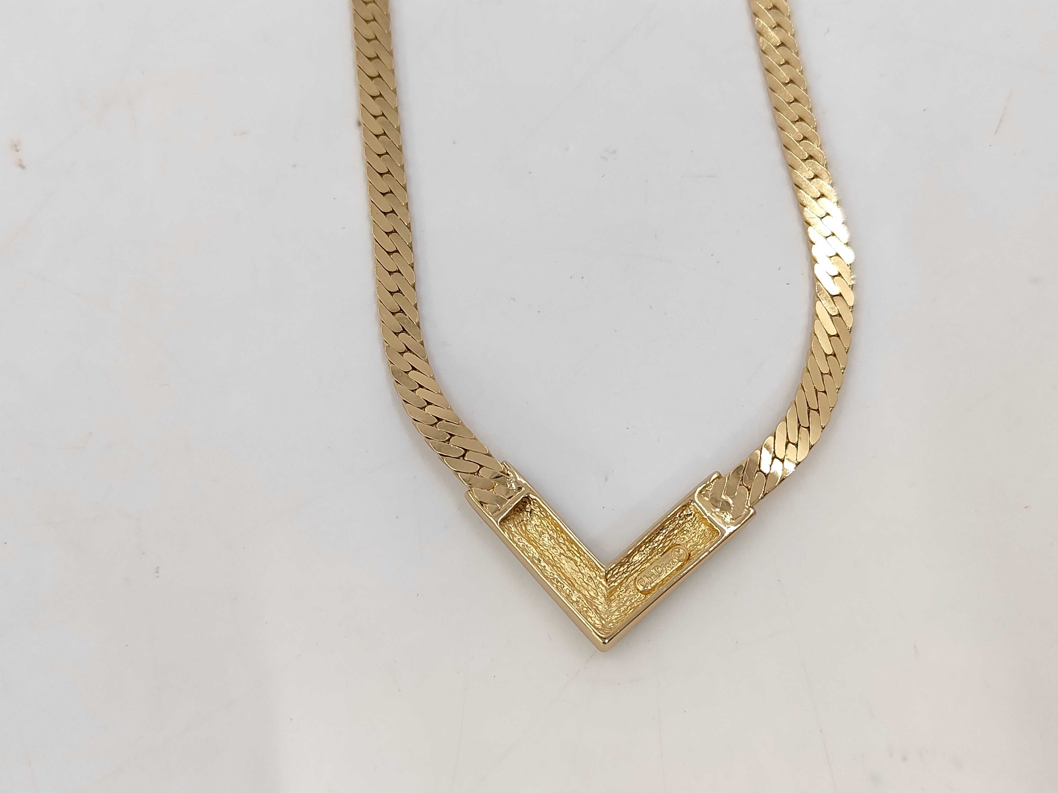V-shaped gold necklace — view 3