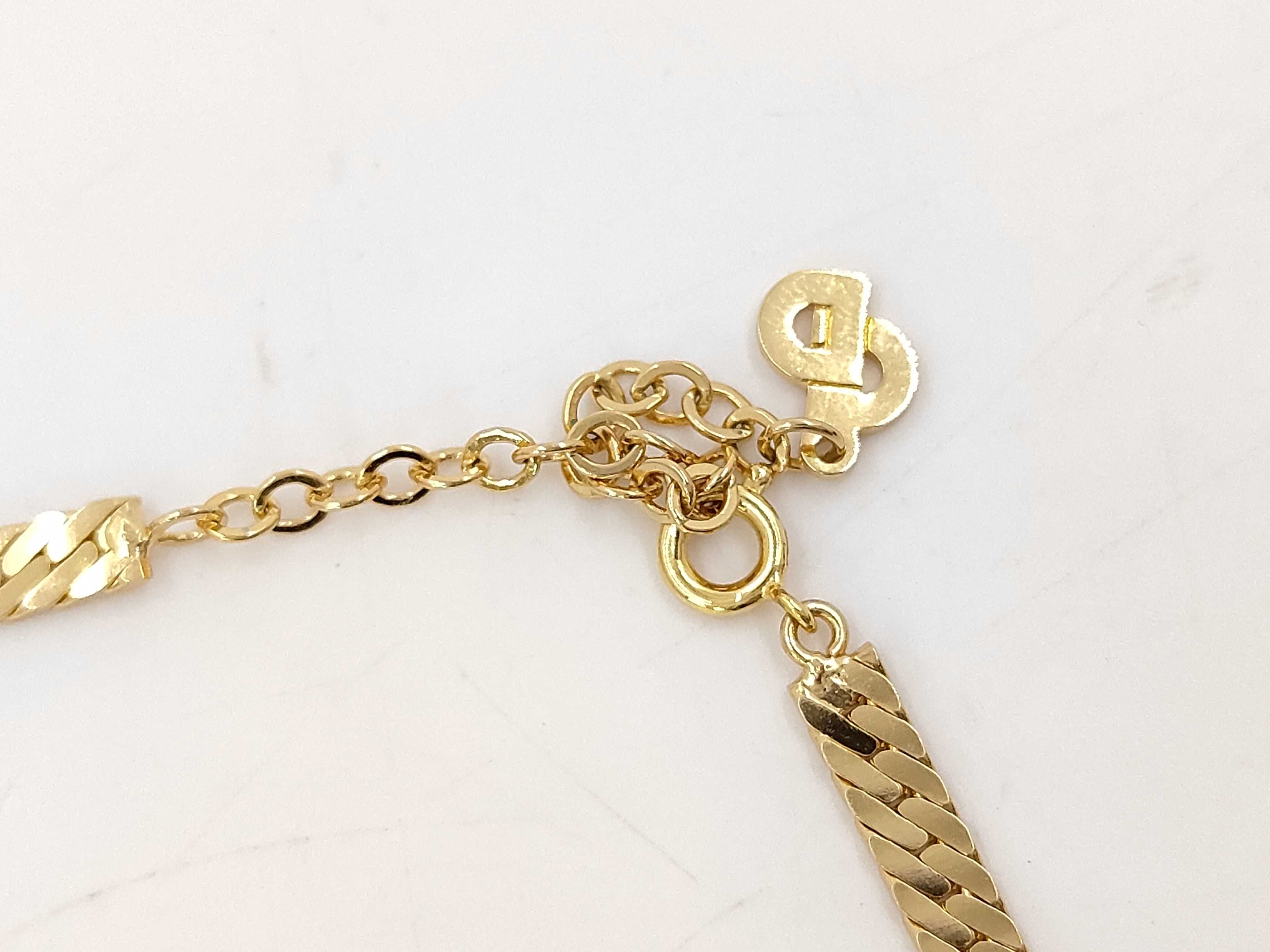 V-shaped gold necklace — view 4