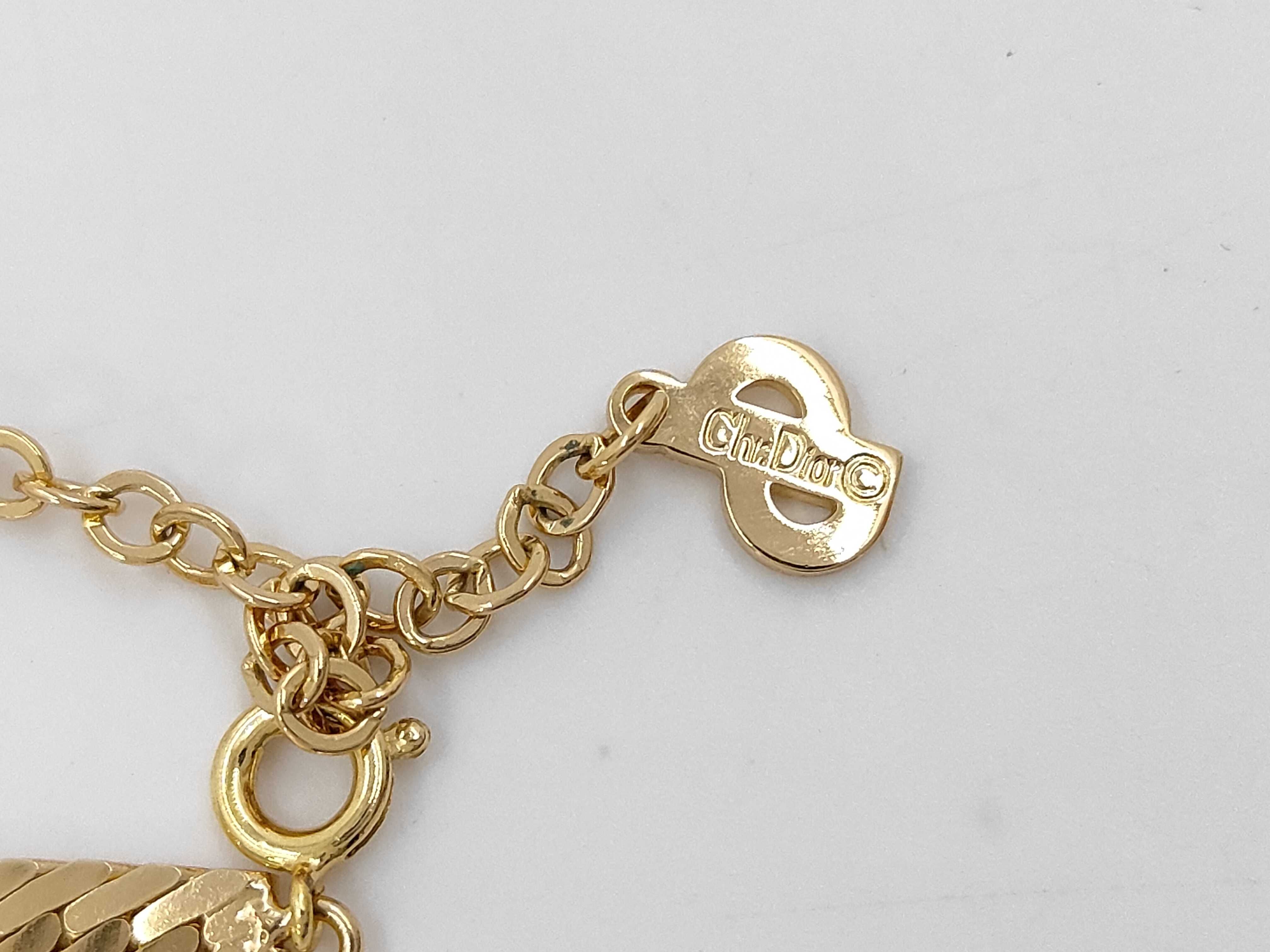V-shaped gold necklace — view 5