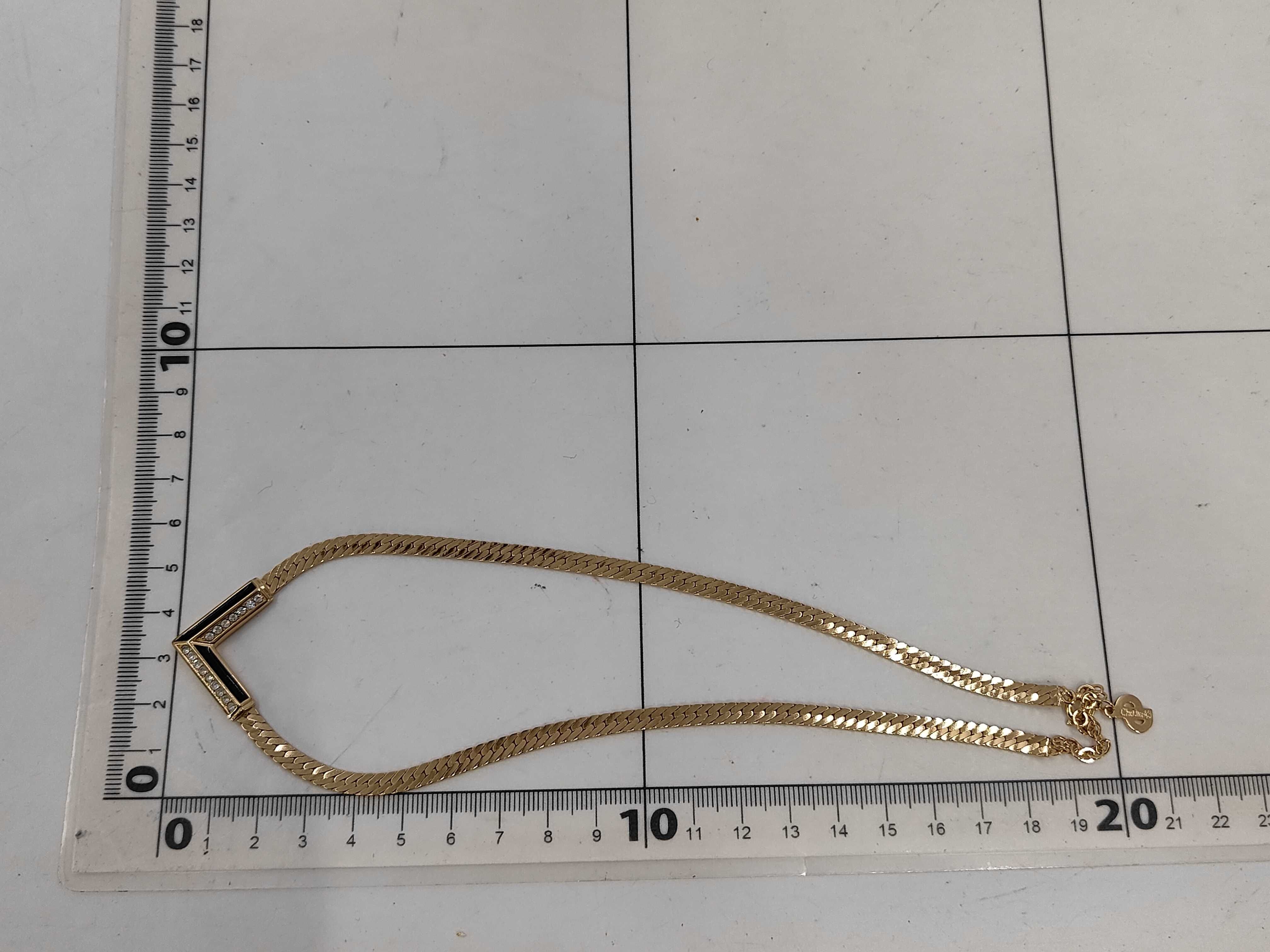 V-shaped gold necklace — view 6