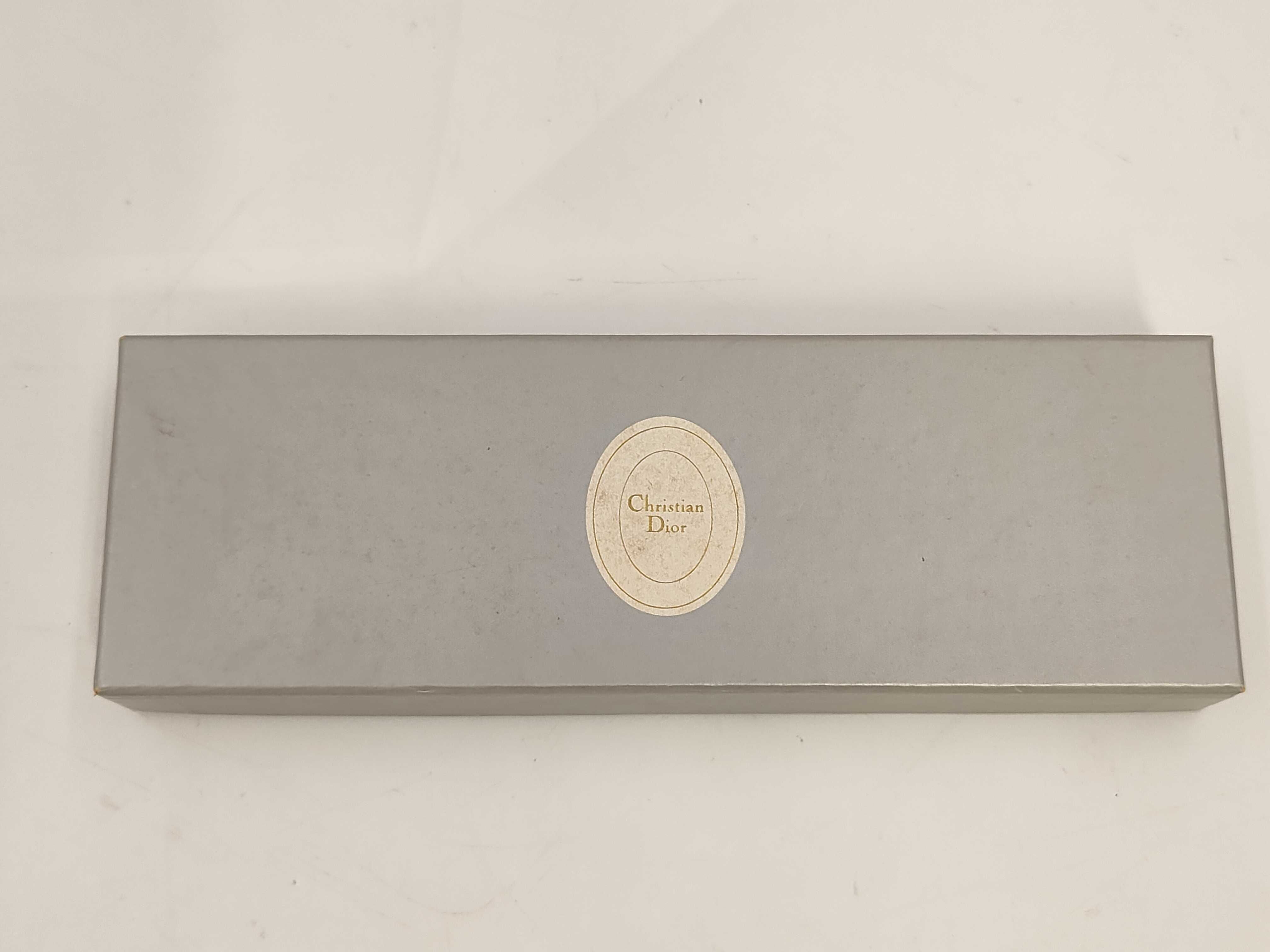V-shaped gold necklace — view 7