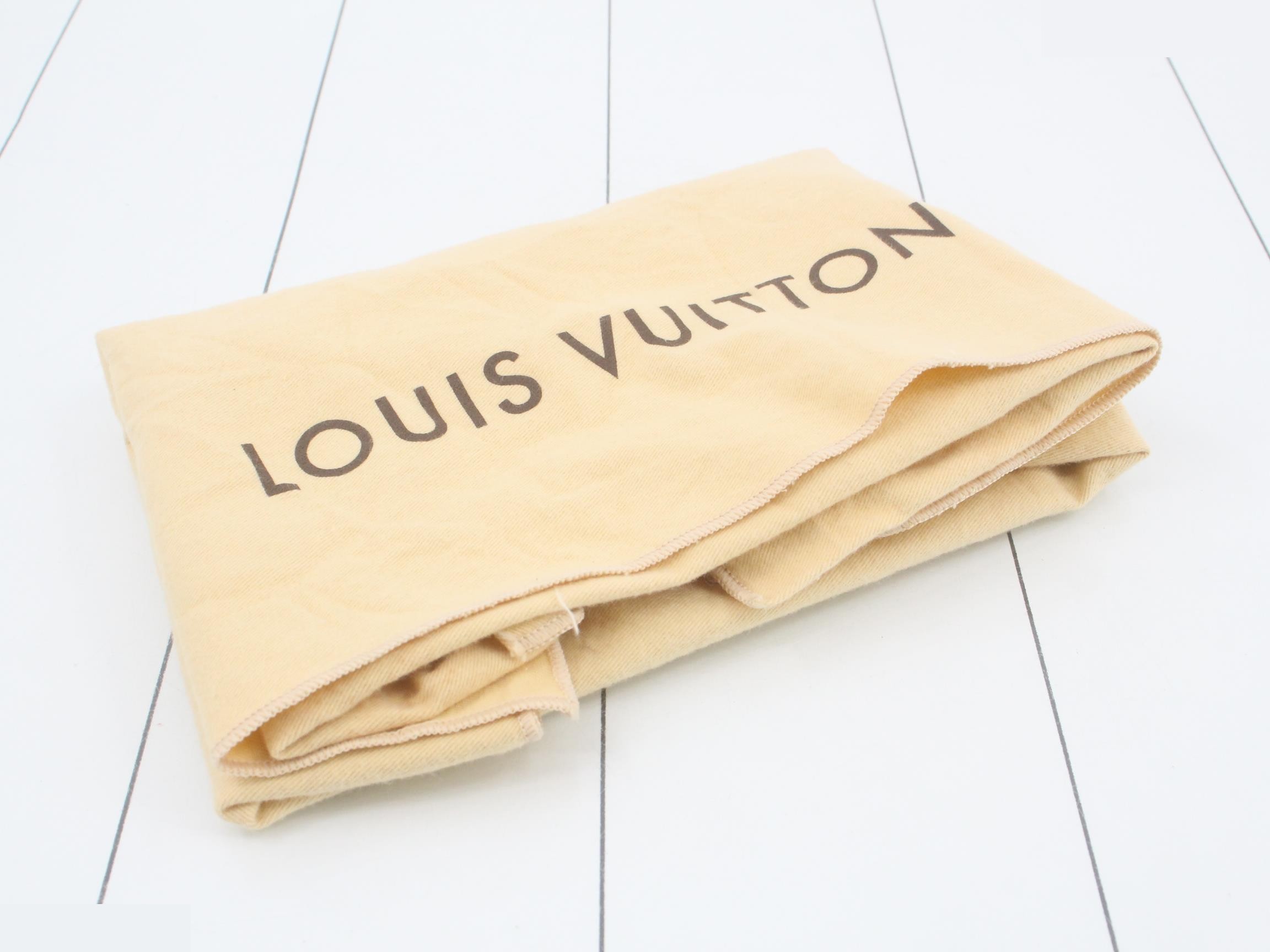 M42238 Bucket PM Louis Vuitton Monogram Tote Bag with Pouch — view 7