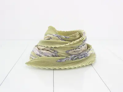 Pleated scarf with tag