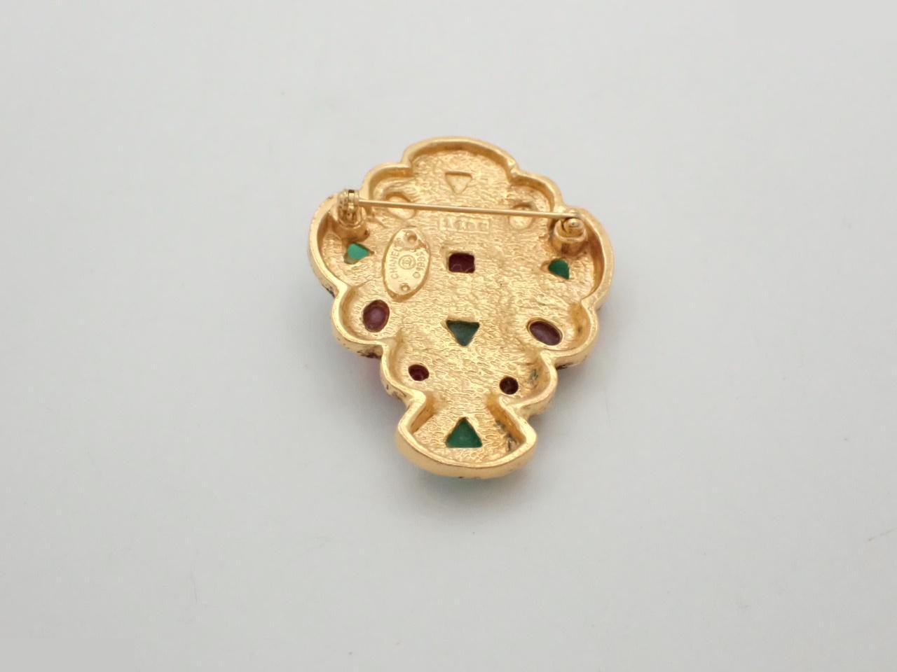 brooch — view 2