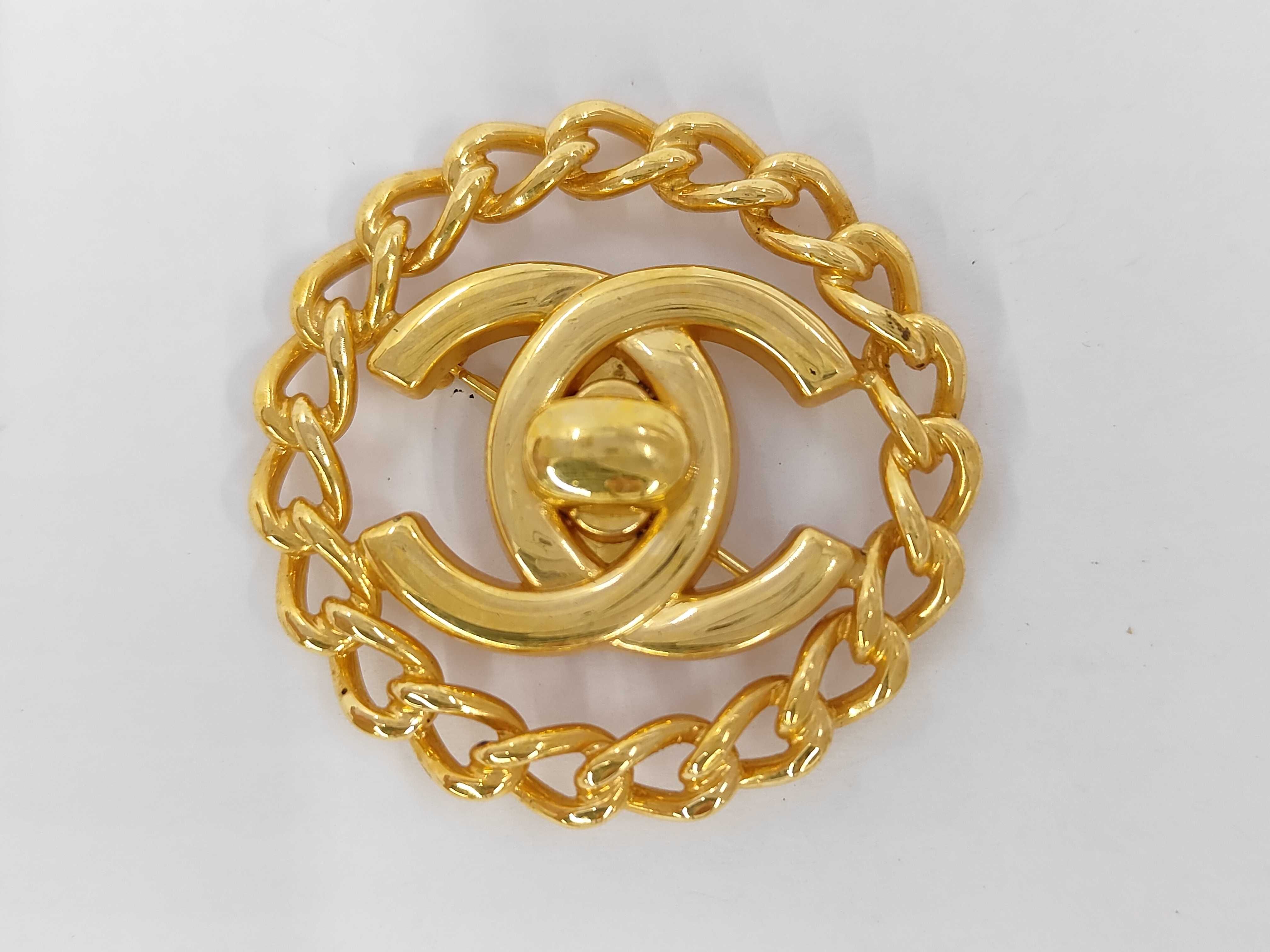 Turnlock Circle Chain Gold Brooch