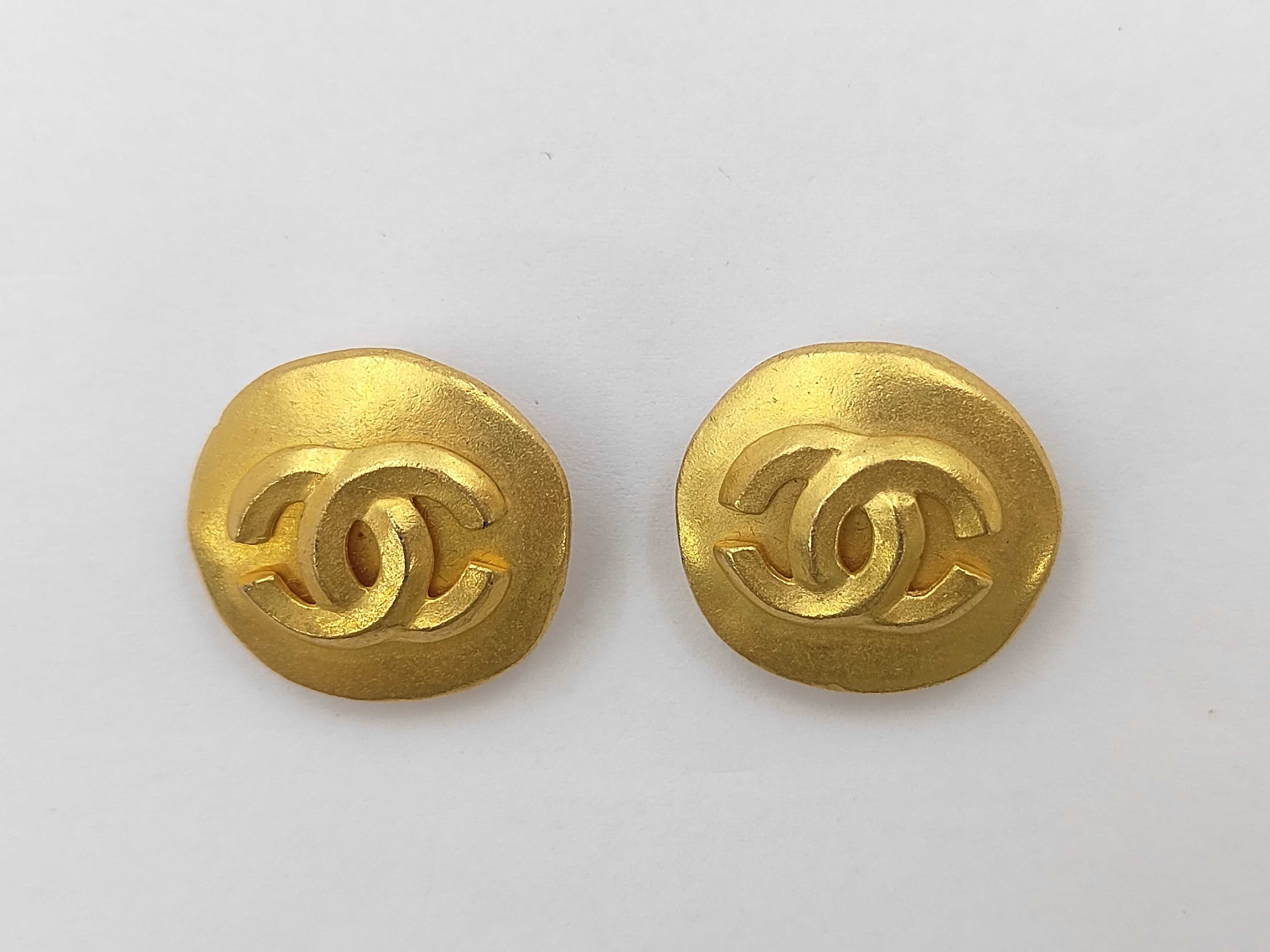 earrings, Coco Mark design, gold, round shape.