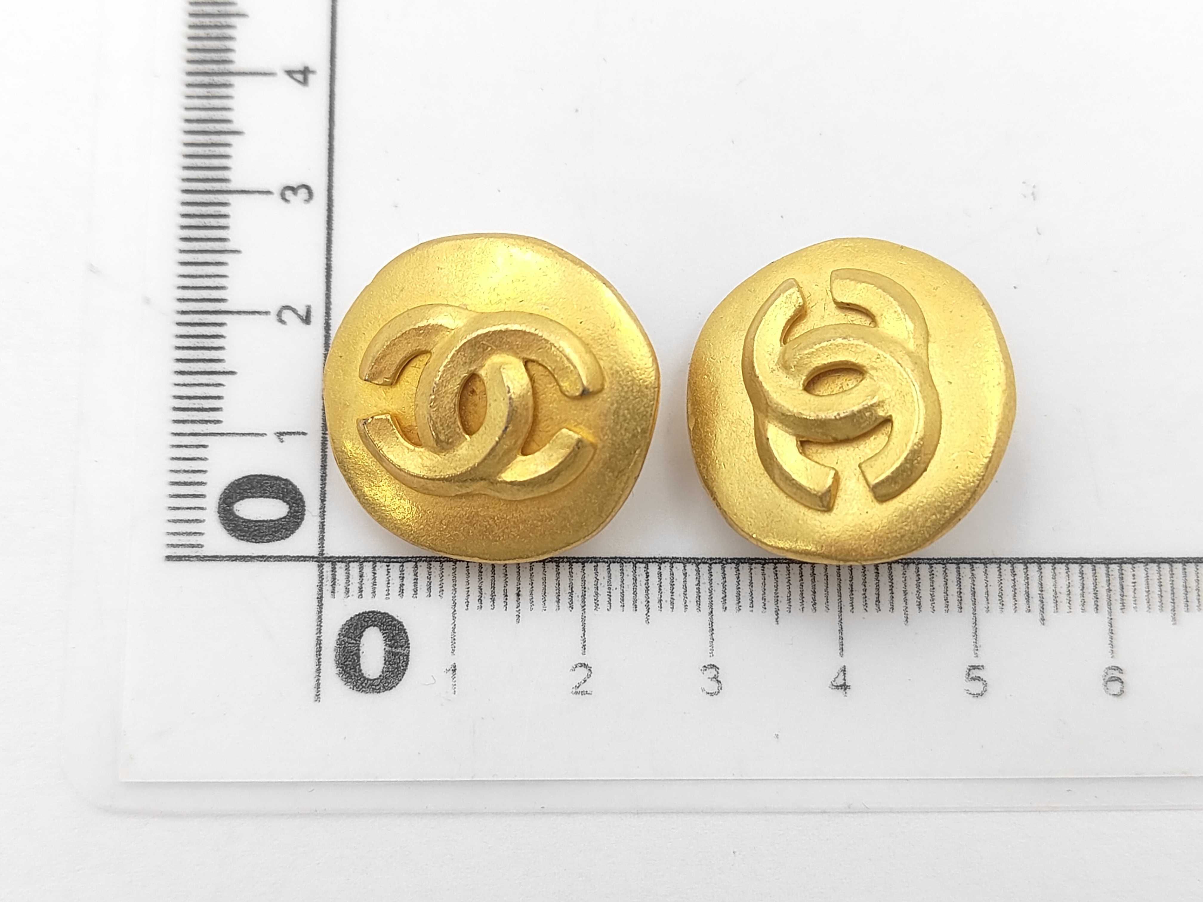 earrings, Coco Mark design, gold, round shape. — view 4