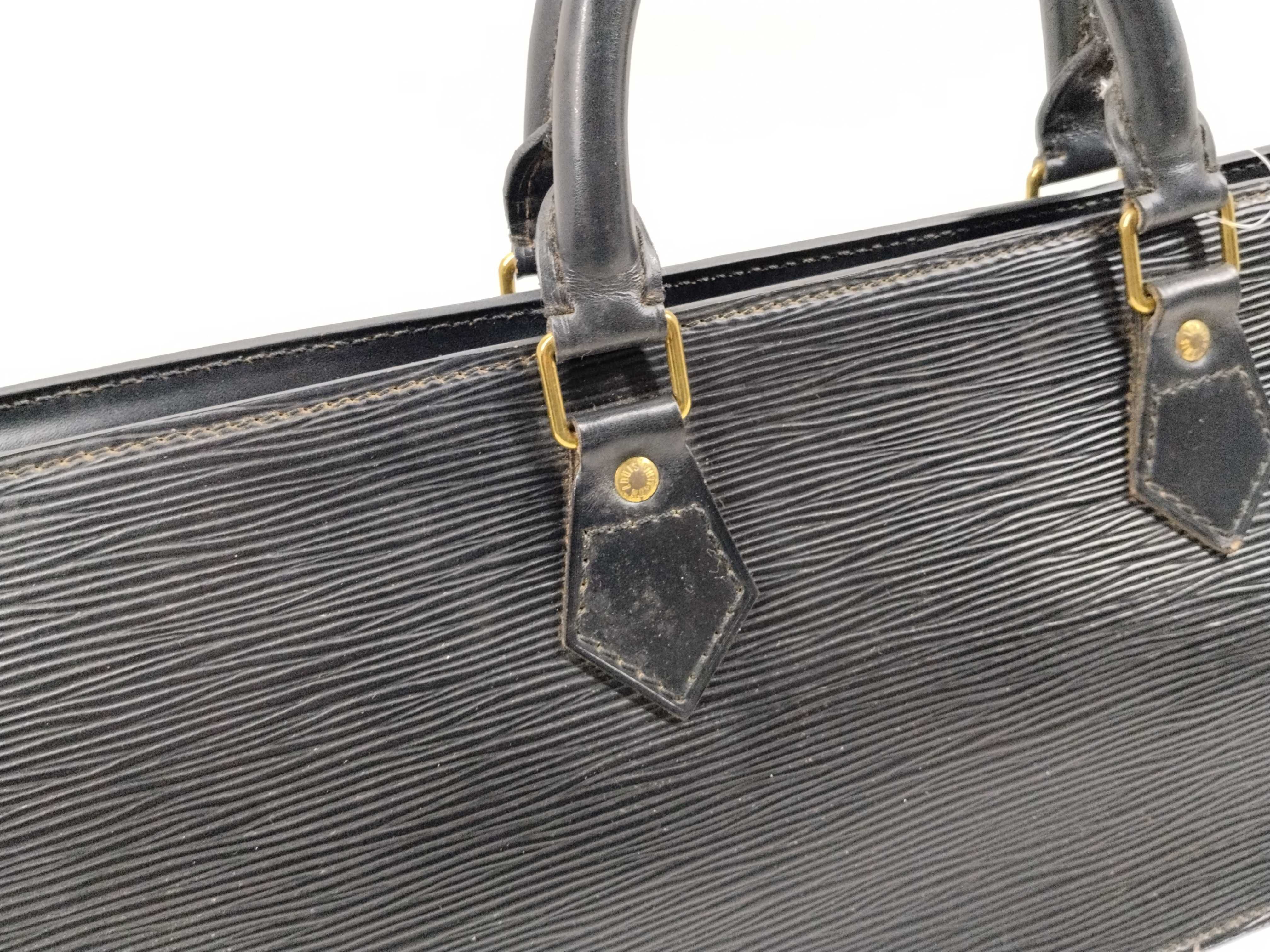 Epi M52092 Sac Triangle Handbag — view 3