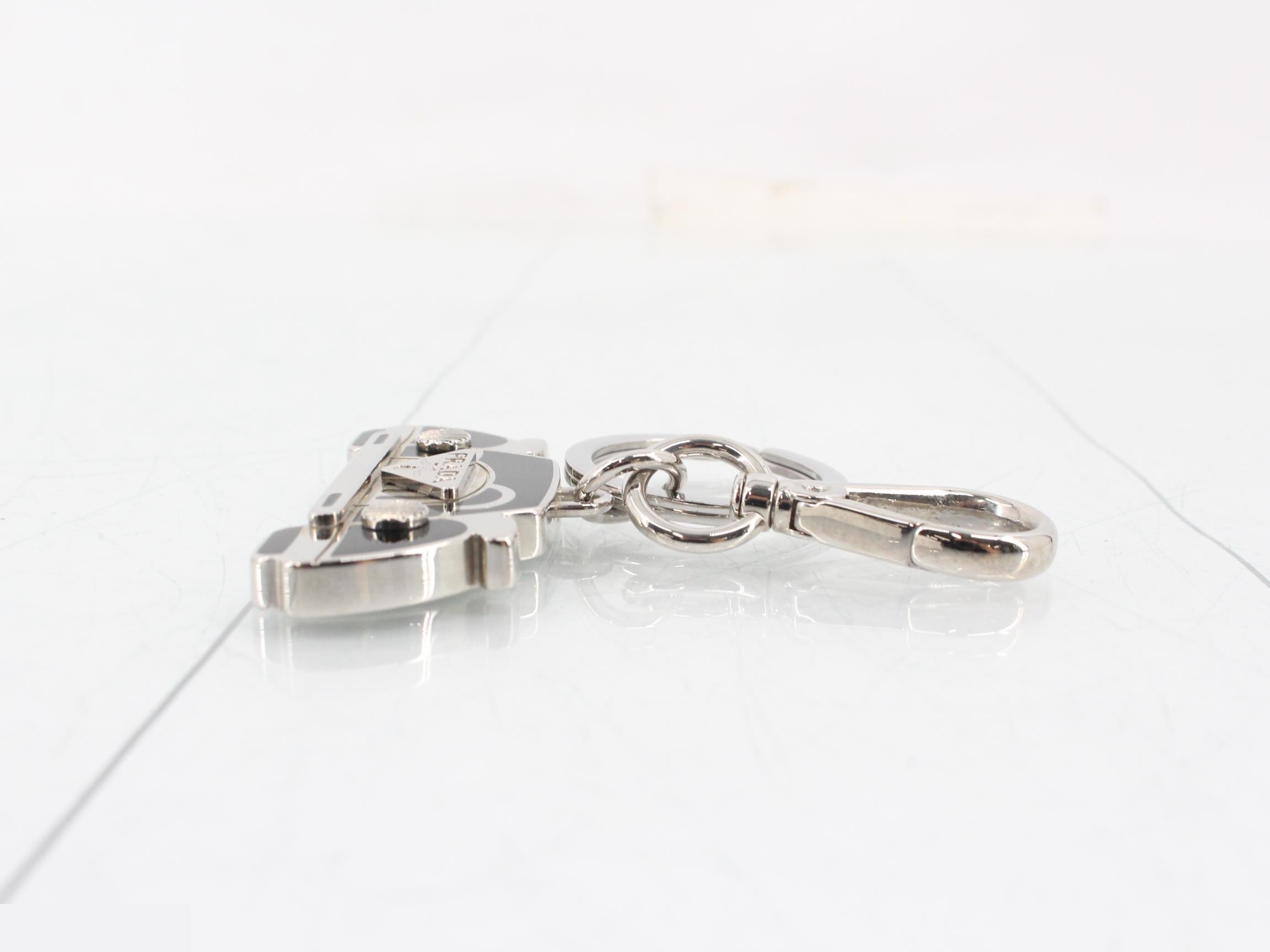 Car motif keychain, silver x black — view 3