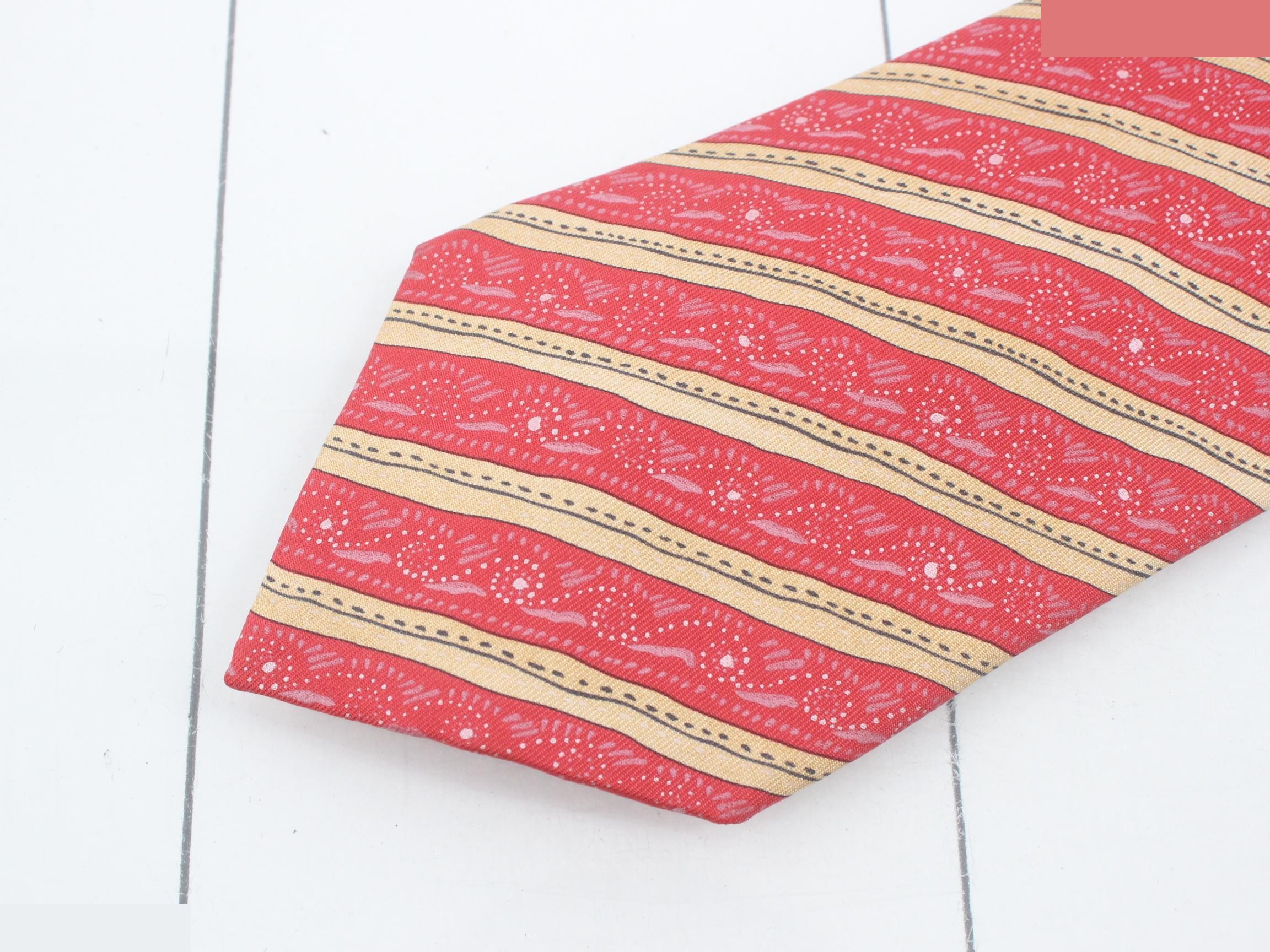 tie — view 3