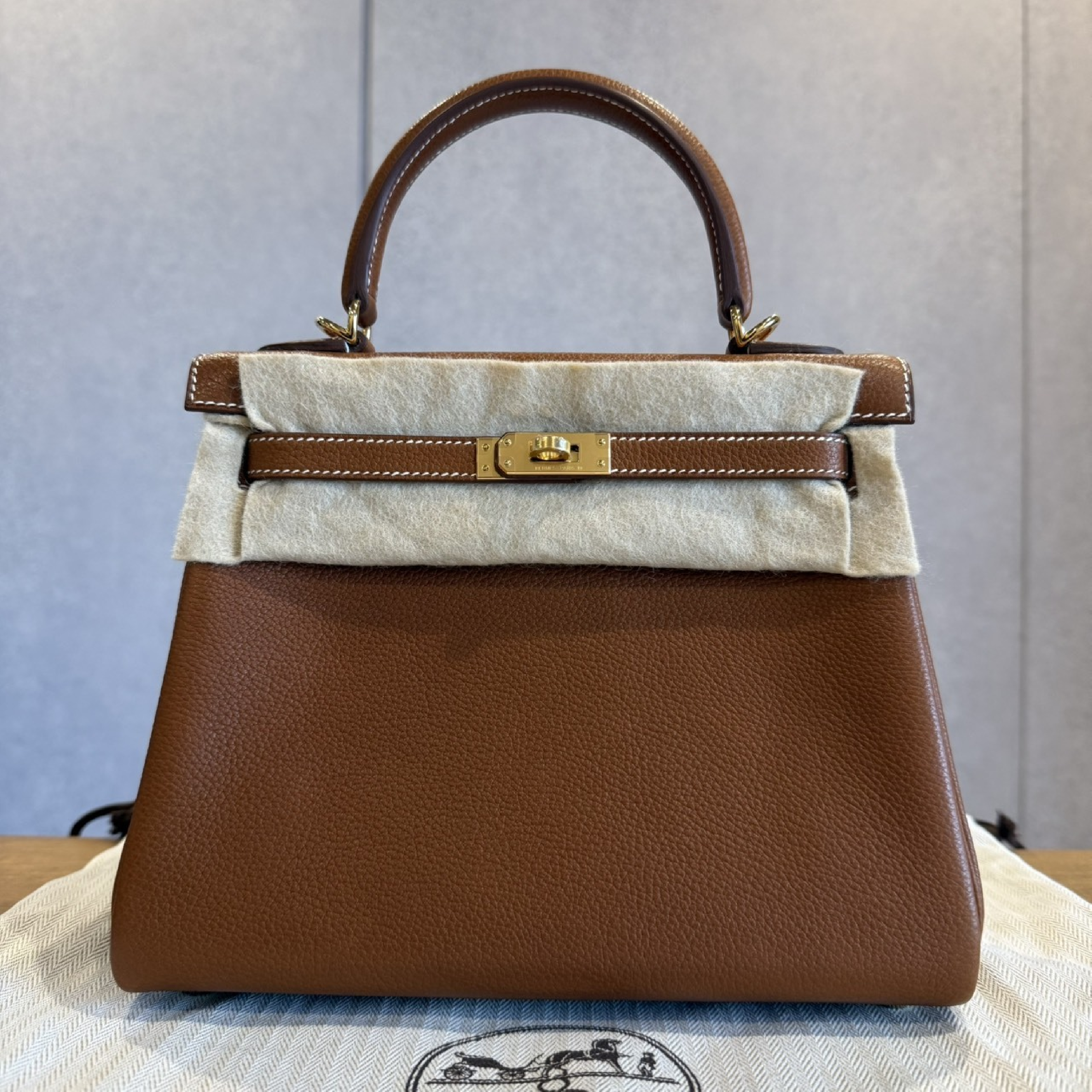 Kelly Retourne25 Fauve Barenia Faubourg Calfskin GHW G stamp Handbag — view 2