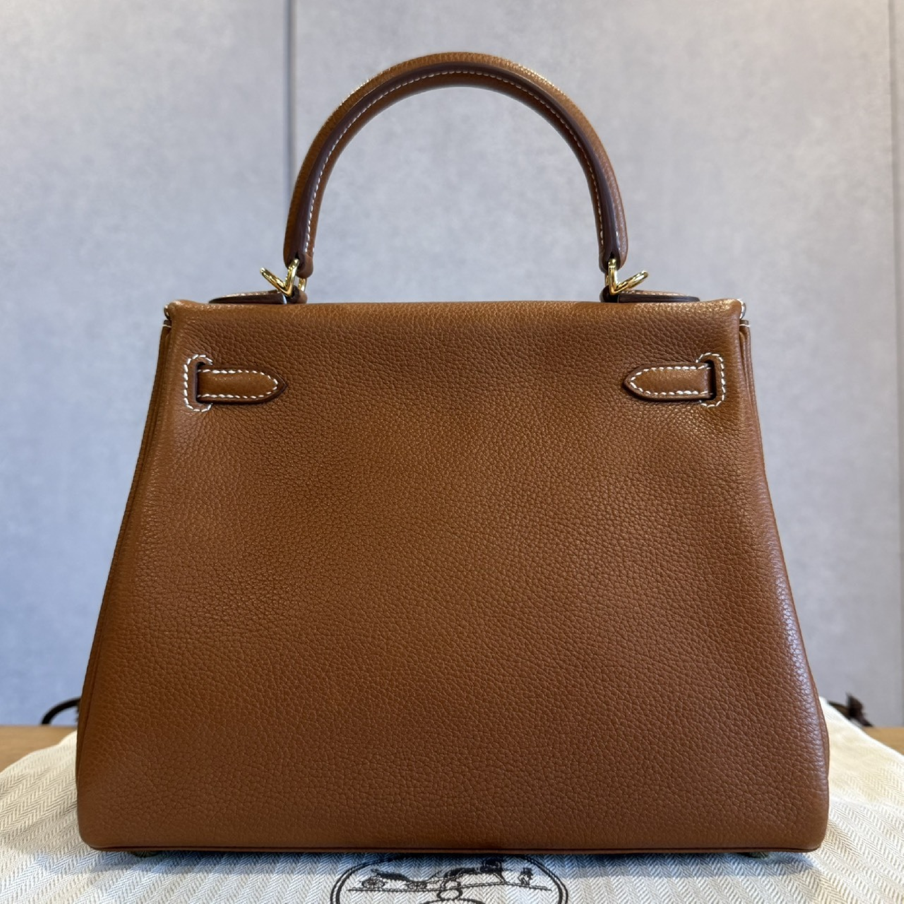 Kelly Retourne25 Fauve Barenia Faubourg Calfskin GHW G stamp Handbag — view 3