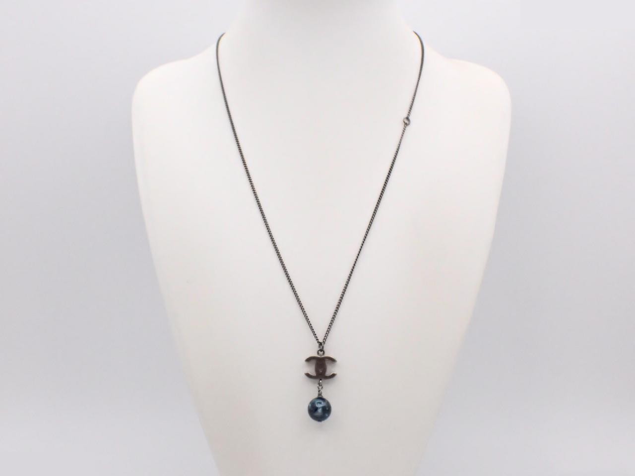 necklace, model 10A, Coco Mark, marble pearl, gunmetal chain. — view 3