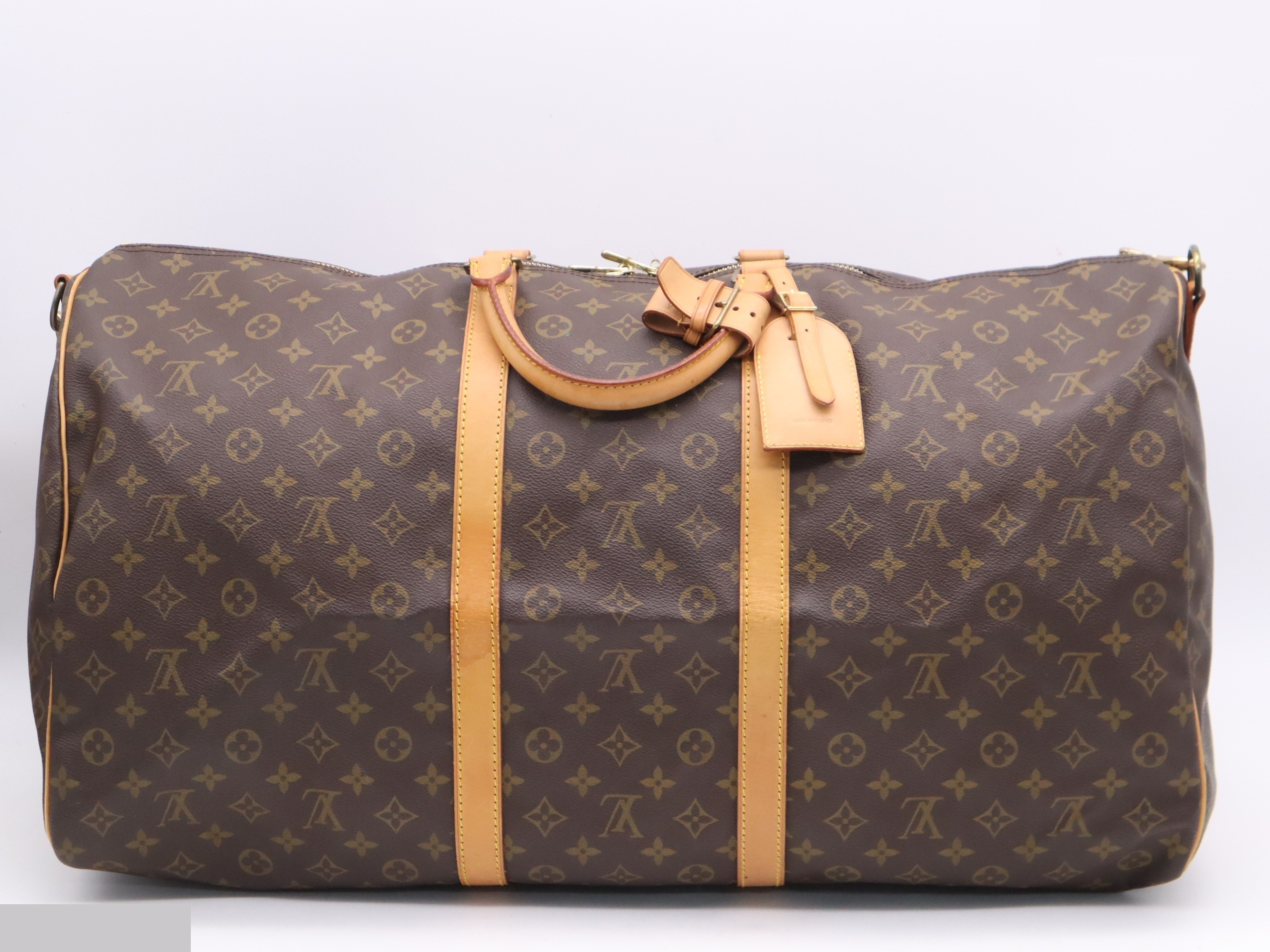 Keepall Bandoulière 60 with shoulder strap, name tag, and handle. — view 2
