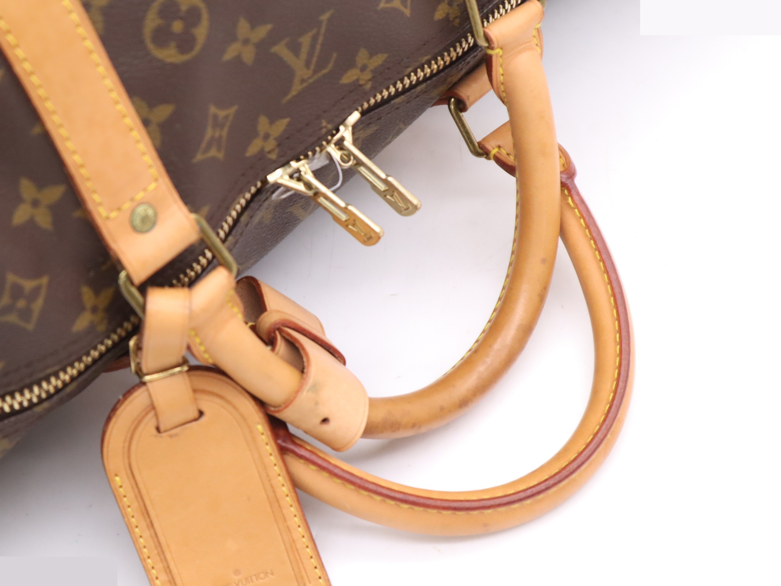 Keepall Bandoulière 60 with shoulder strap, name tag, and handle. — view 6