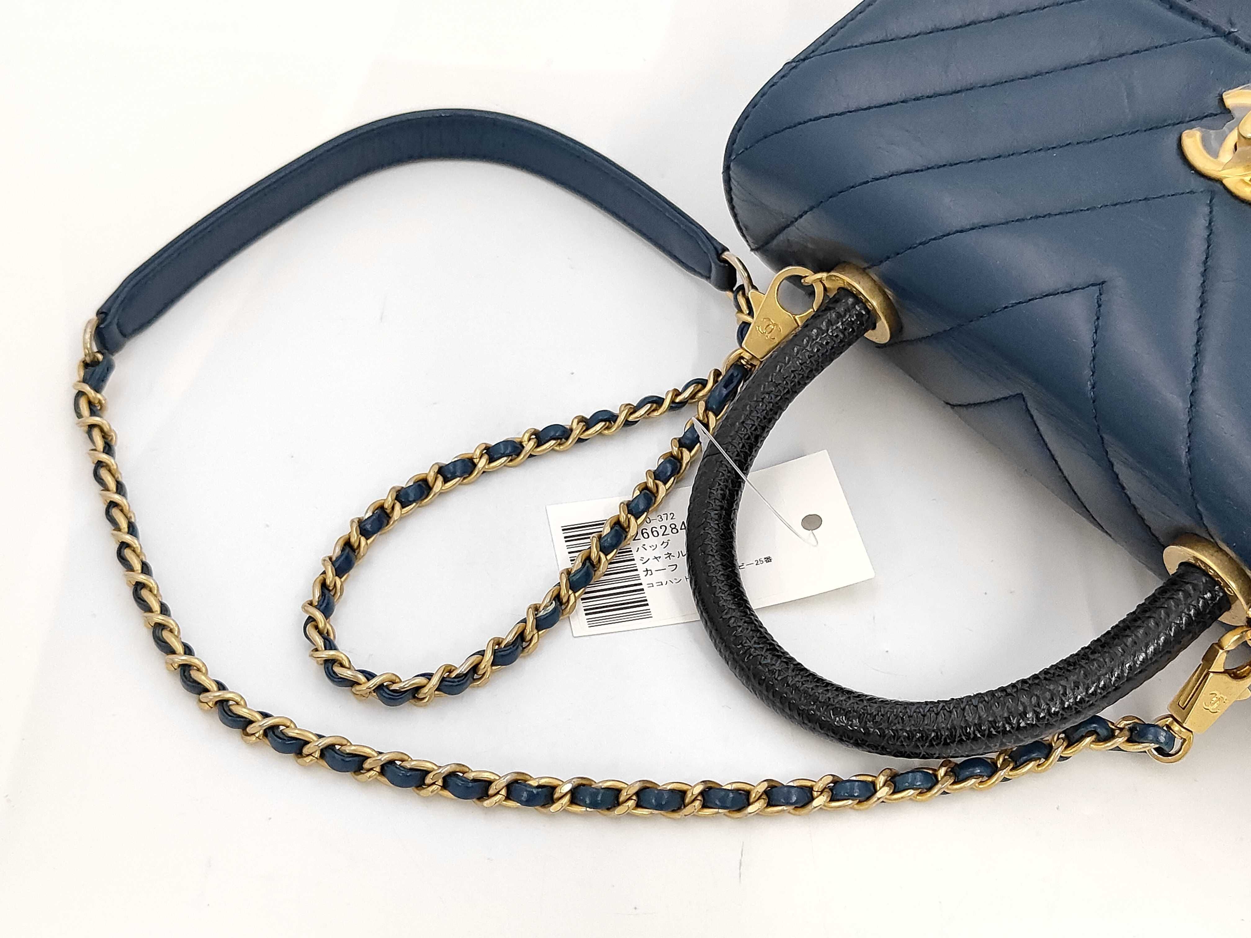 V Stitch Chevron Coco Handle XS Leather Handbag — view 5