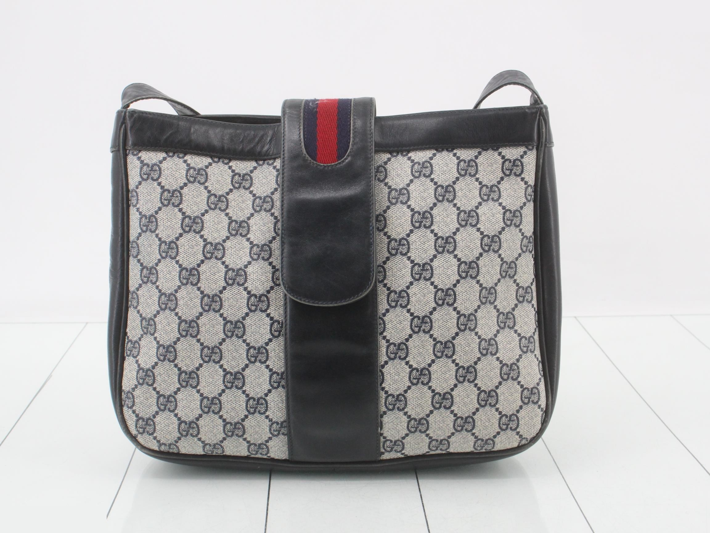 Vintage Gucci GG Supreme shoulder bag with pouch — view 2