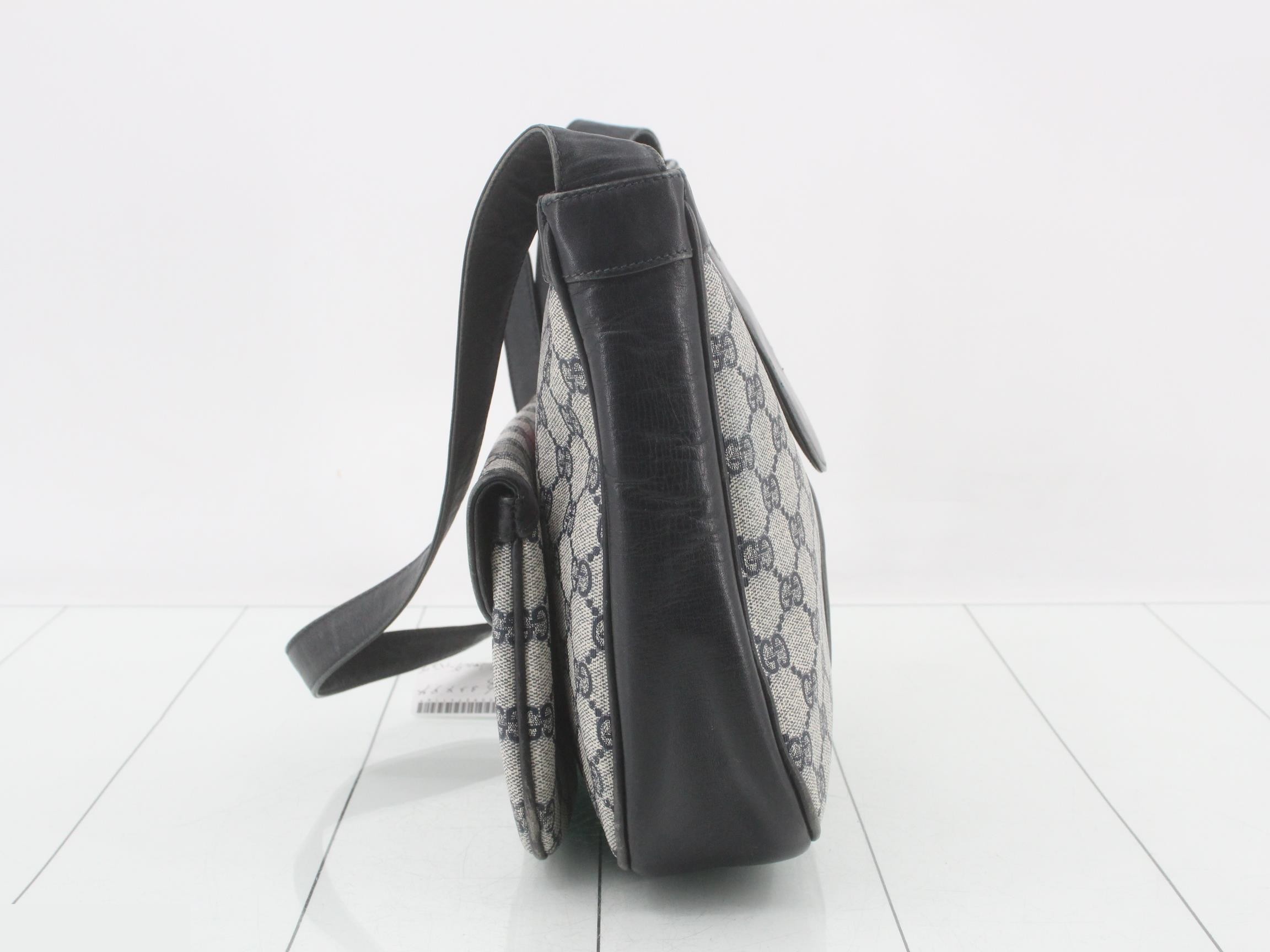 Vintage Gucci GG Supreme shoulder bag with pouch — view 3