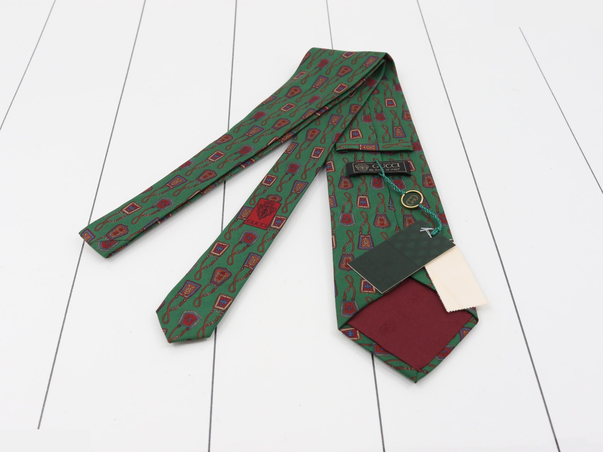 tie — view 2