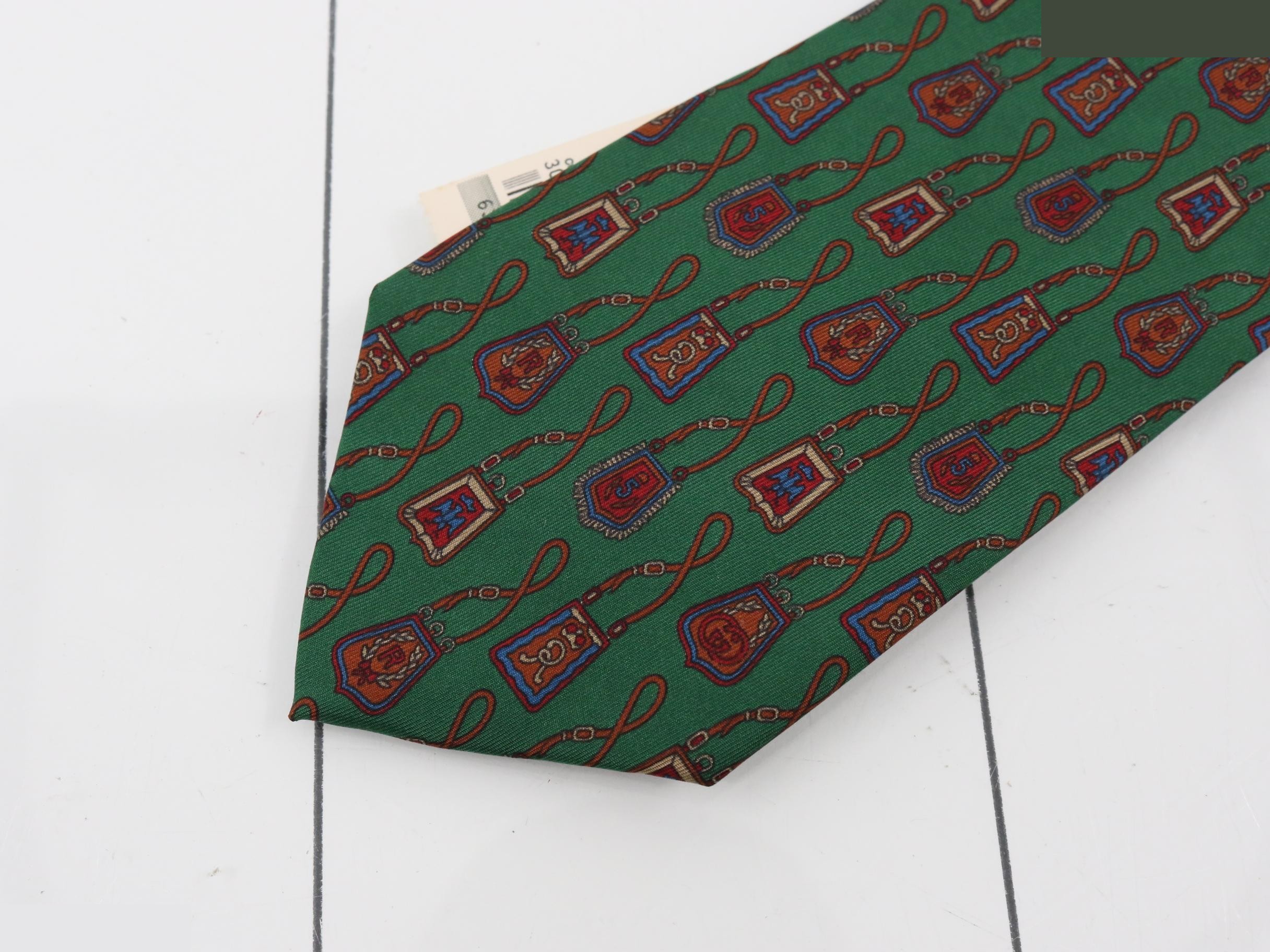 tie — view 3