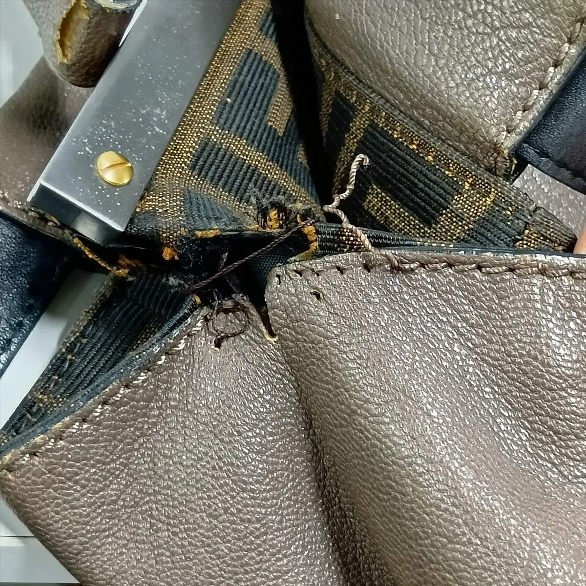 Peekaboo Large Leather 2-Way Handbag Brown 8BN210 — view 15