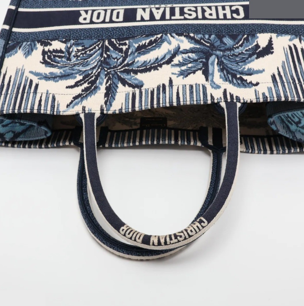 Comes with a bag. Oblique book tote bag, medium size. — view 6