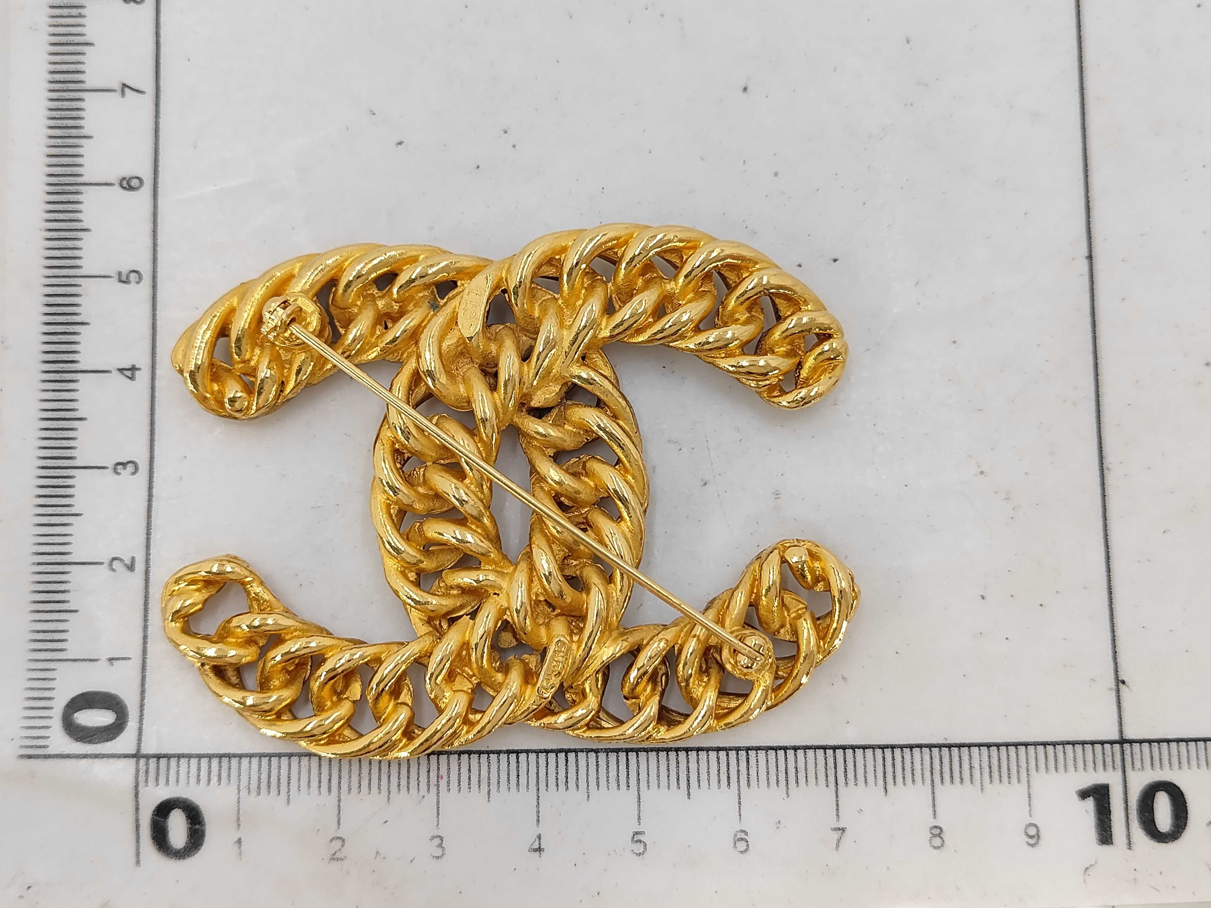 brooch — view 2