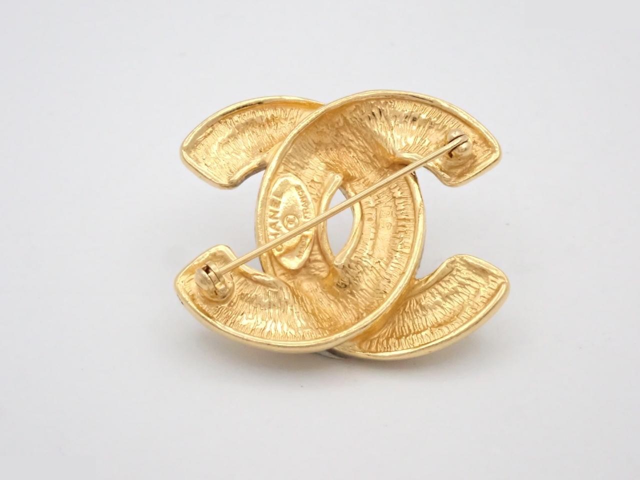 brooch — view 2