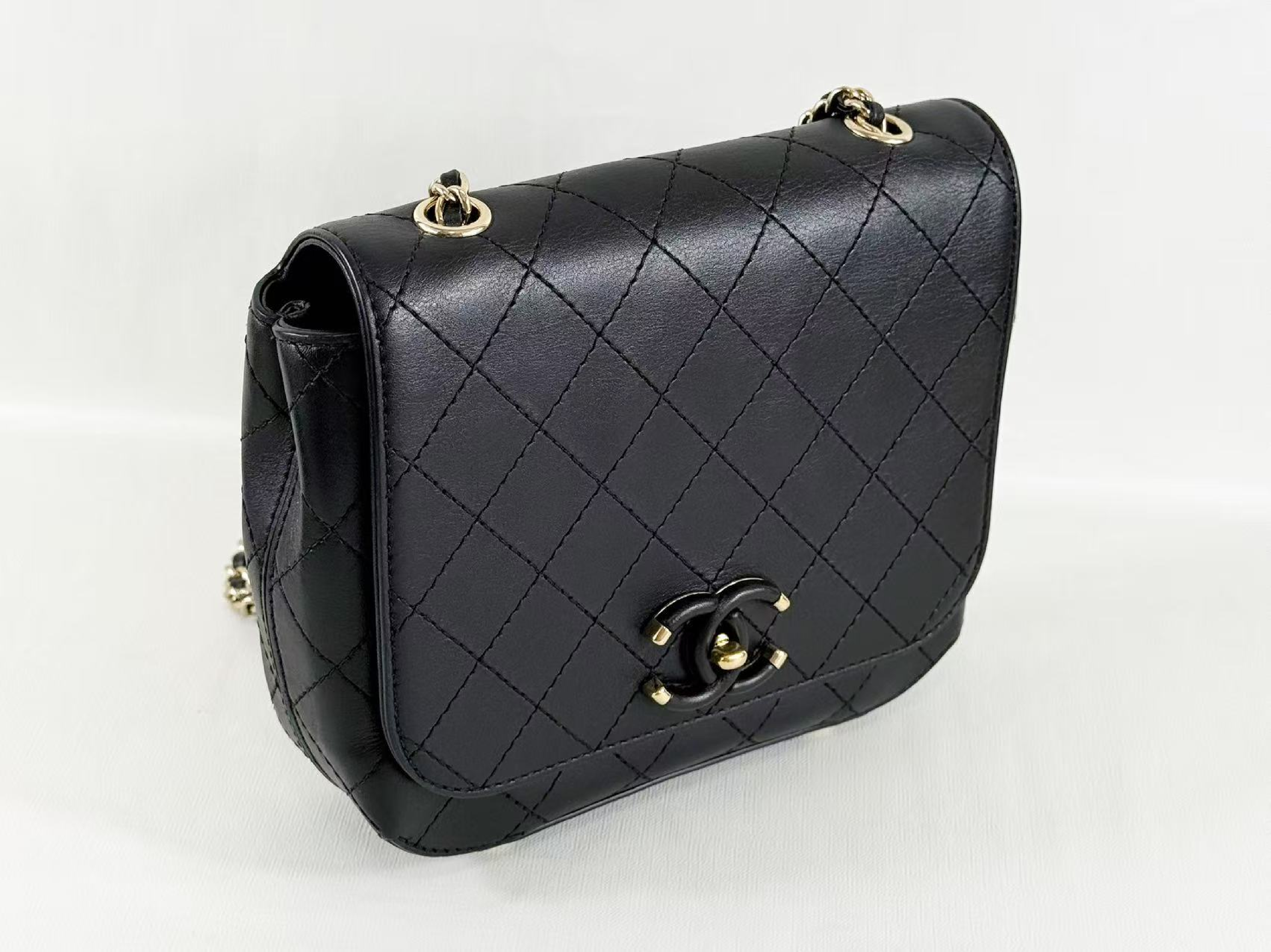 Black Matelassé Shoulder Bag, W19/H16/D4.5cm (approx.), serial number in the 27 range, with dust bag and seal, gold hardware, 27864295. — view 6