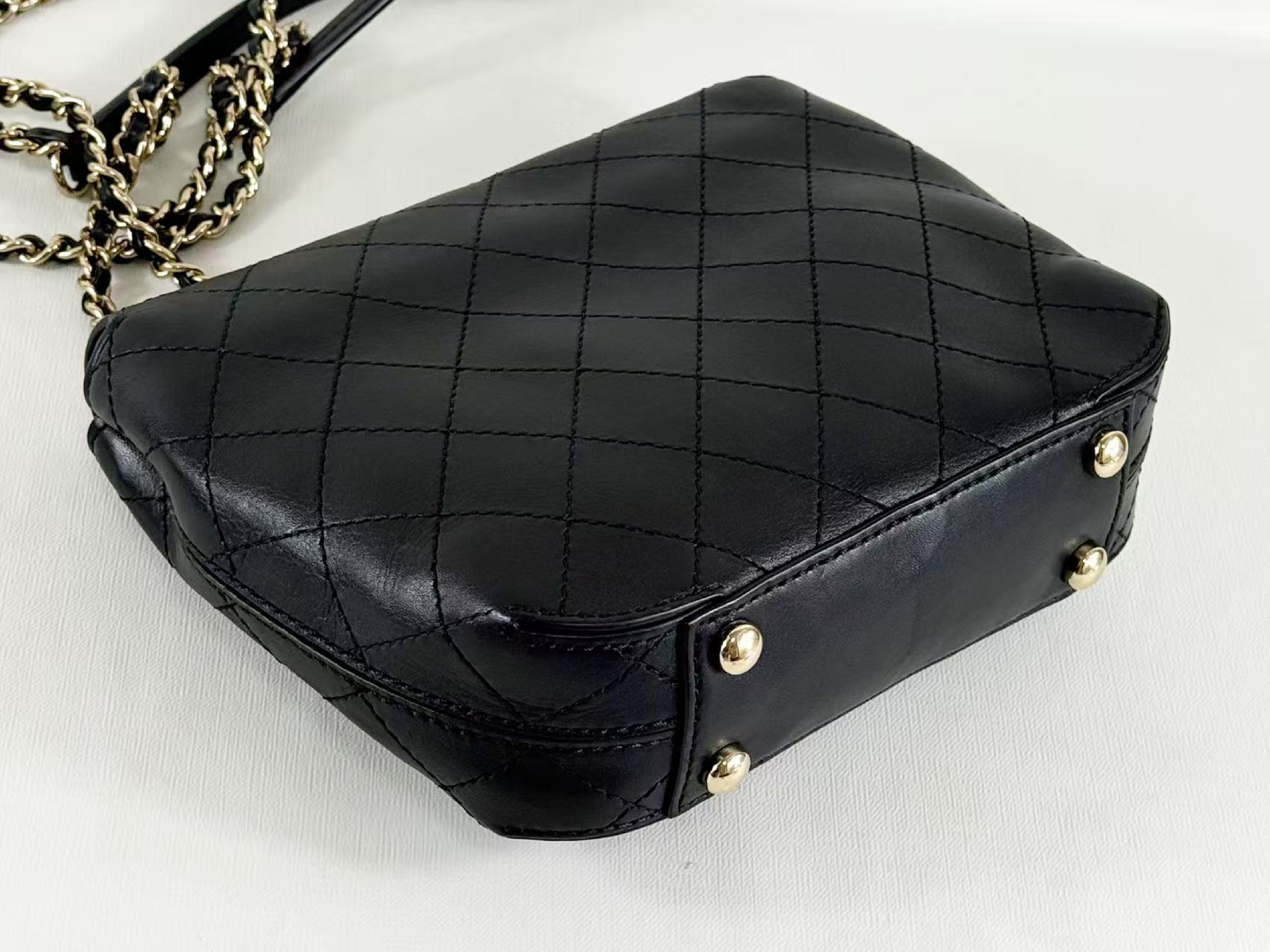 Black Matelassé Shoulder Bag, W19/H16/D4.5cm (approx.), serial number in the 27 range, with dust bag and seal, gold hardware, 27864295. — view 10