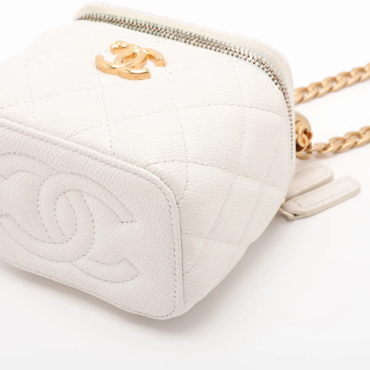 Matelassé Caviar Skin Chain Shoulder Bag Vanity Heart White Gold Hardware AKTPJJL9 Random Serial Number — view 3
