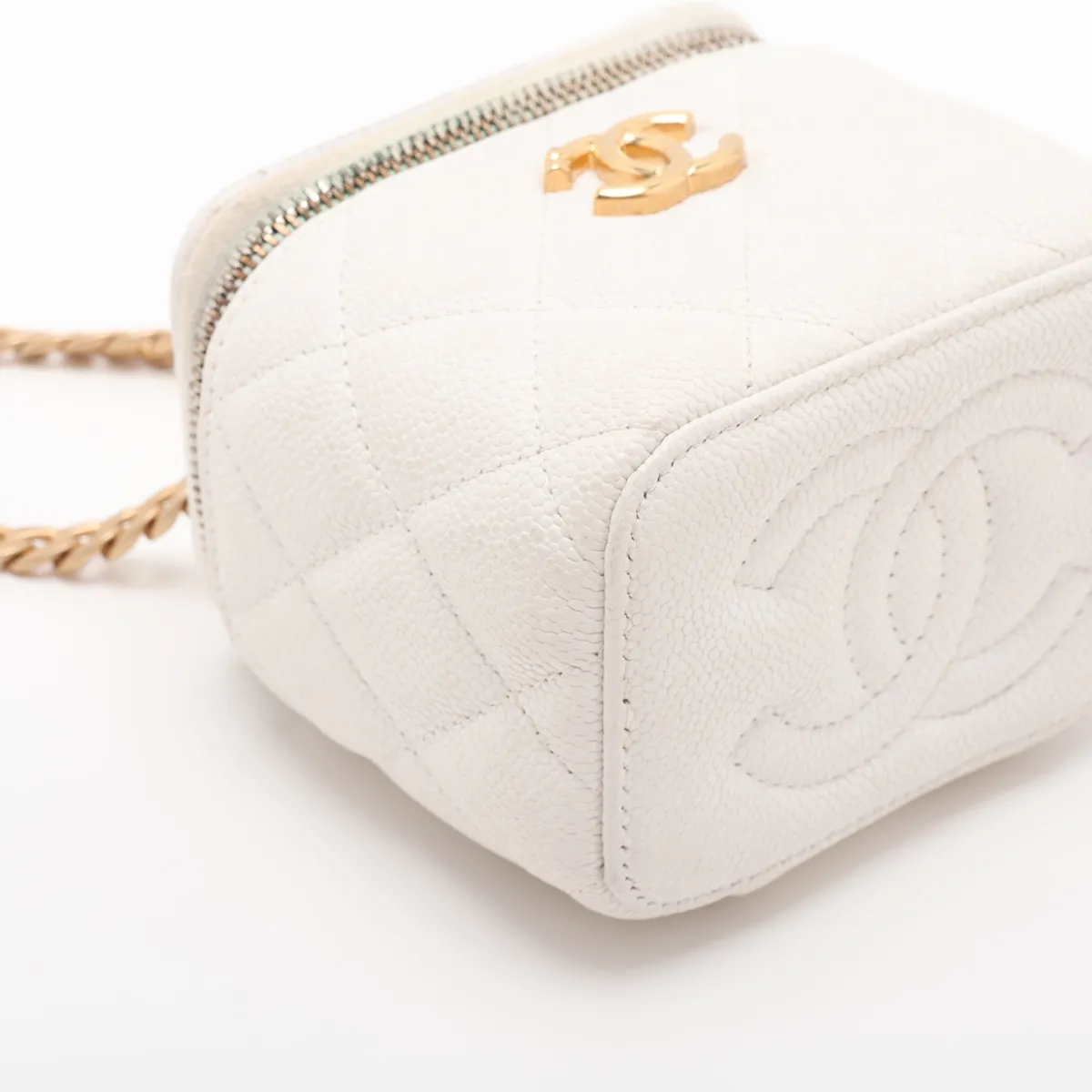 Matelassé Caviar Skin Chain Shoulder Bag Vanity Heart White Gold Hardware AKTPJJL9 Random Serial Number — view 4