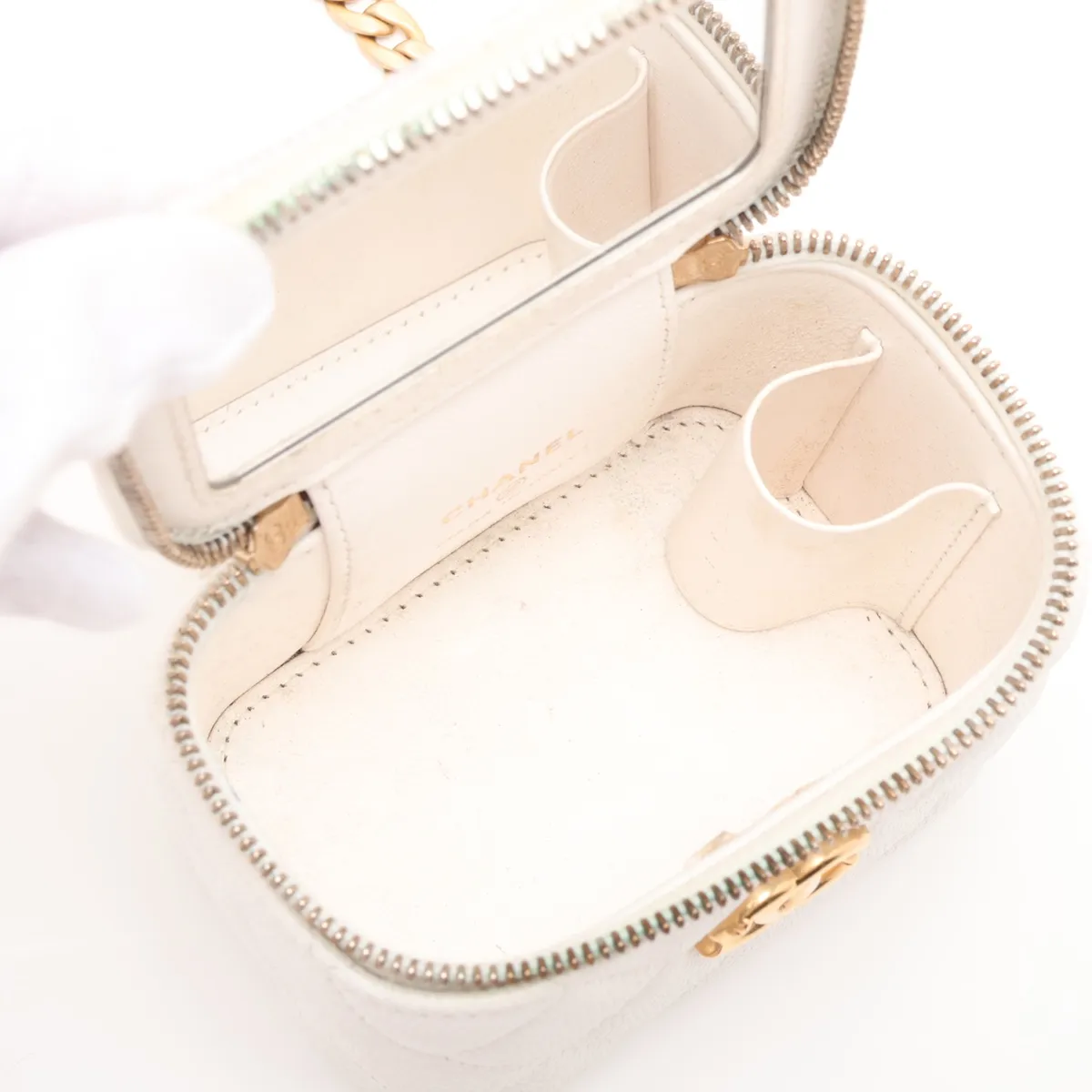 Matelassé Caviar Skin Chain Shoulder Bag Vanity Heart White Gold Hardware AKTPJJL9 Random Serial Number — view 6