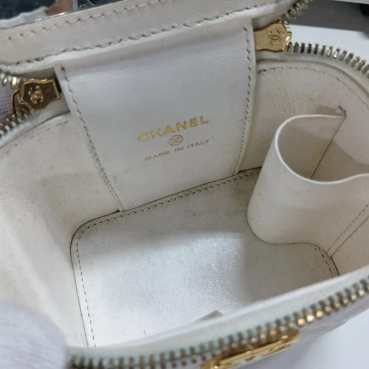 Matelassé Caviar Skin Chain Shoulder Bag Vanity Heart White Gold Hardware AKTPJJL9 Random Serial Number — view 9