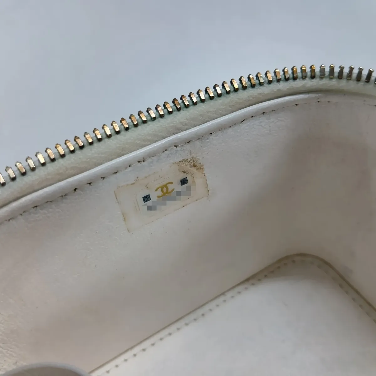 Matelassé Caviar Skin Chain Shoulder Bag Vanity Heart White Gold Hardware AKTPJJL9 Random Serial Number — view 10