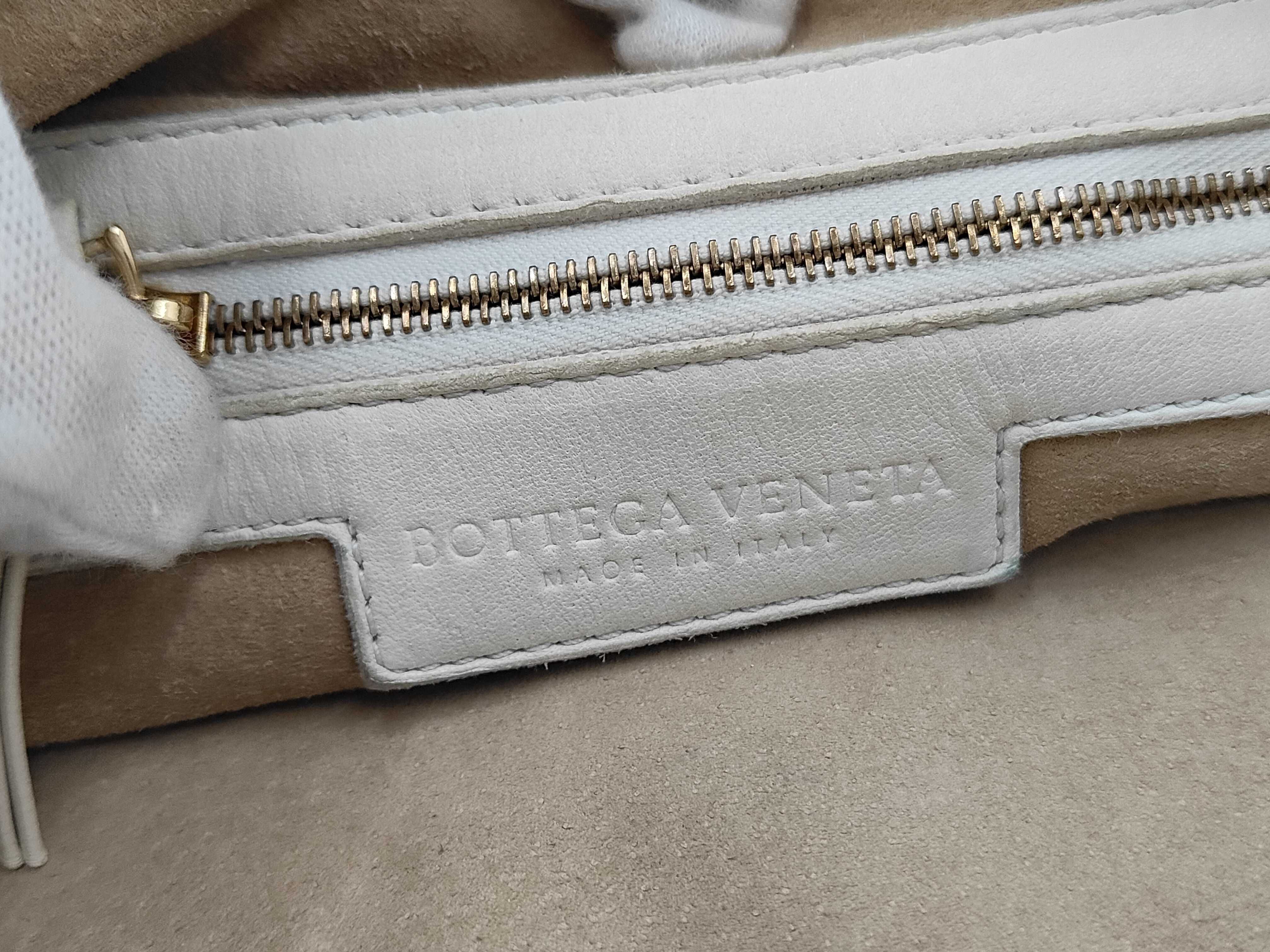 Intrecciato Hobo Shoulder White Handbag — view 9