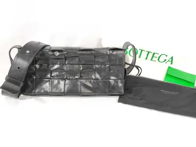 Intrecciato Maxi Cassette Shoulder Bag