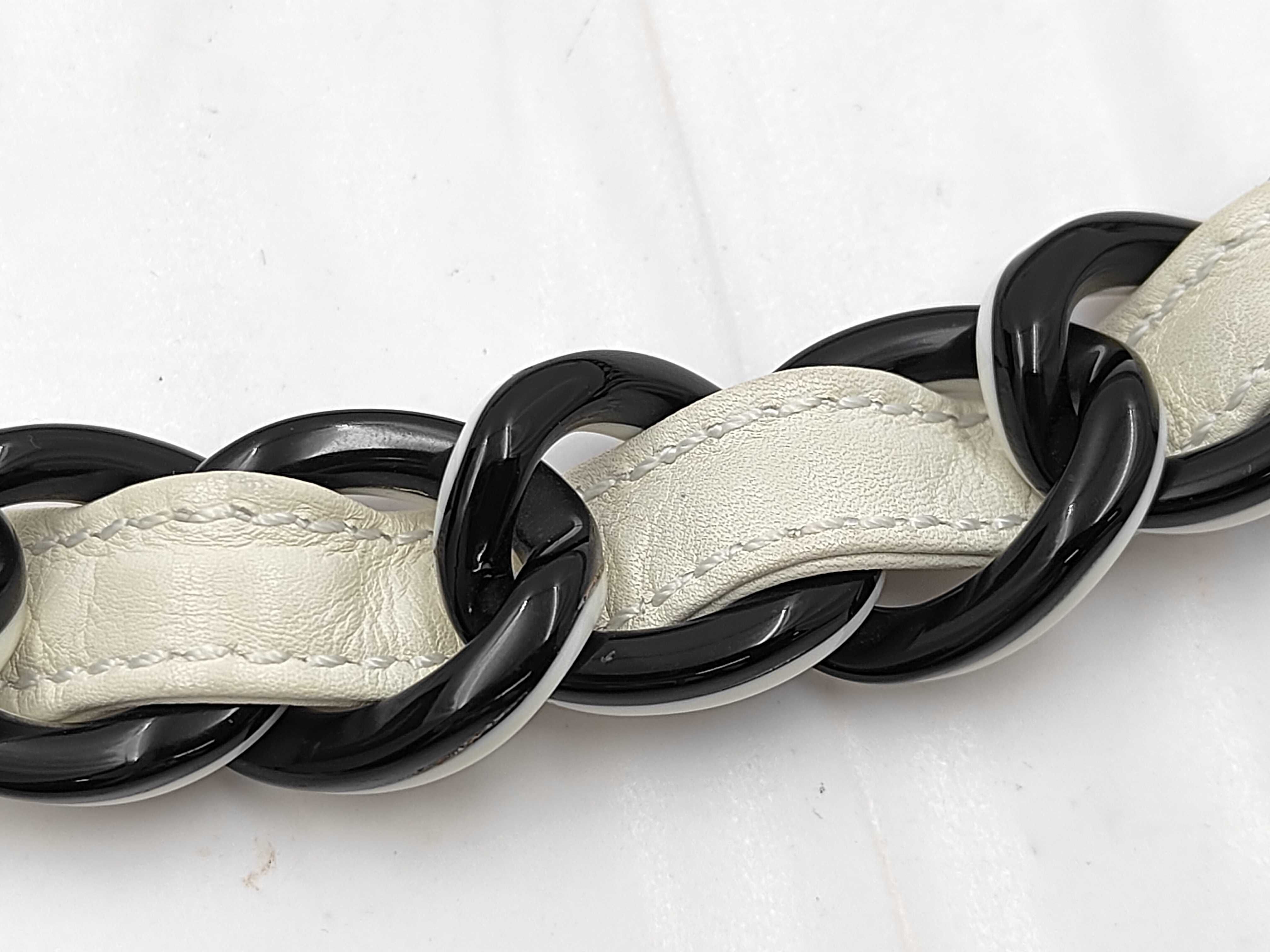 Matelassé White Chain Shoulder Bag — view 4