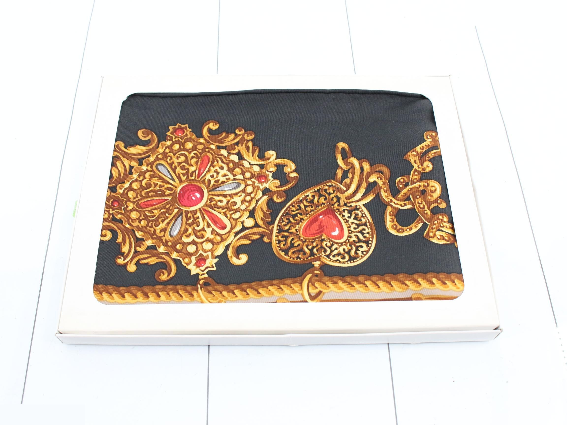 scarf — view 3