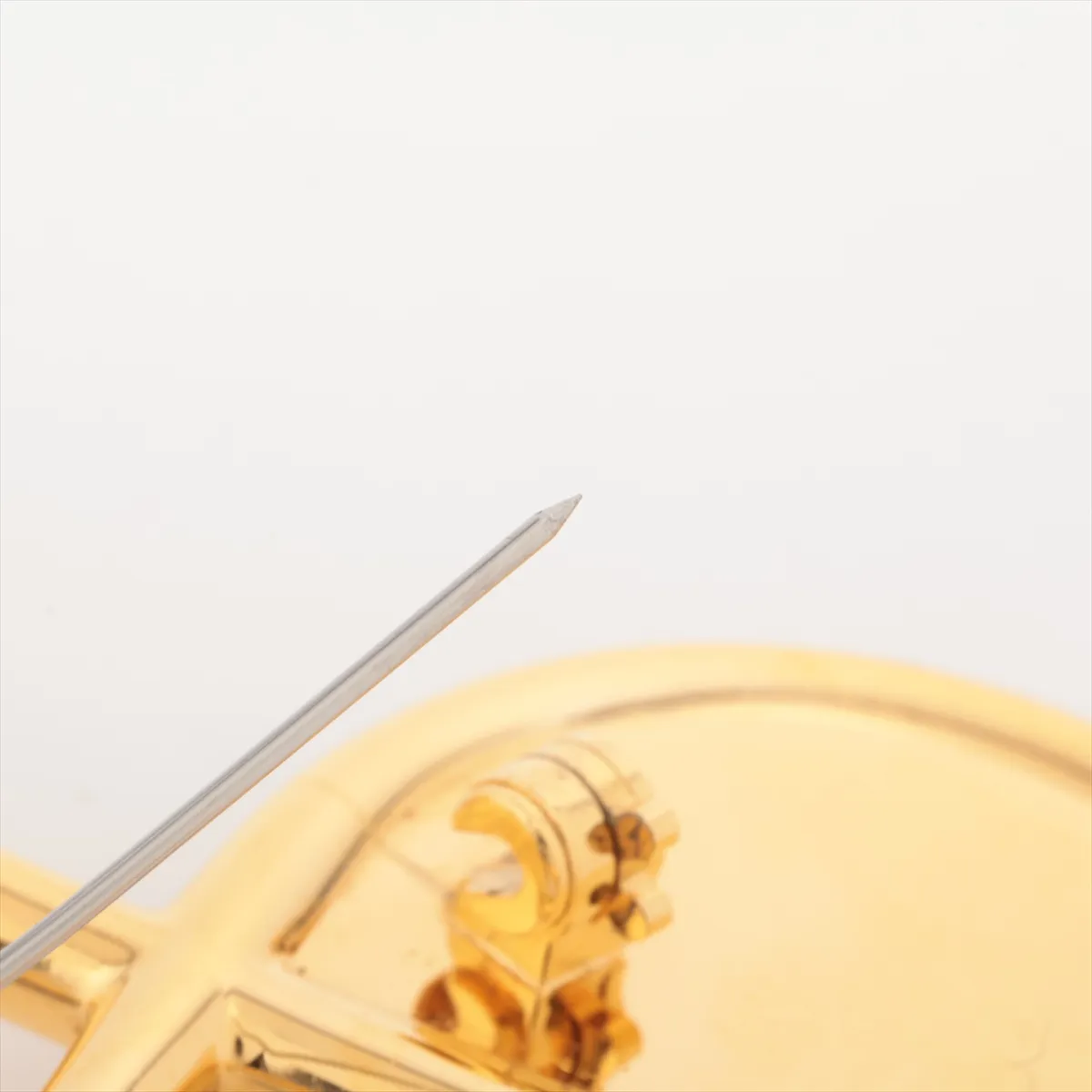 Col H brooch, gold and black, GP leather, dents, — view 3