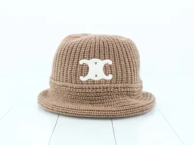 Knit hat with logo, 100% cashmere.