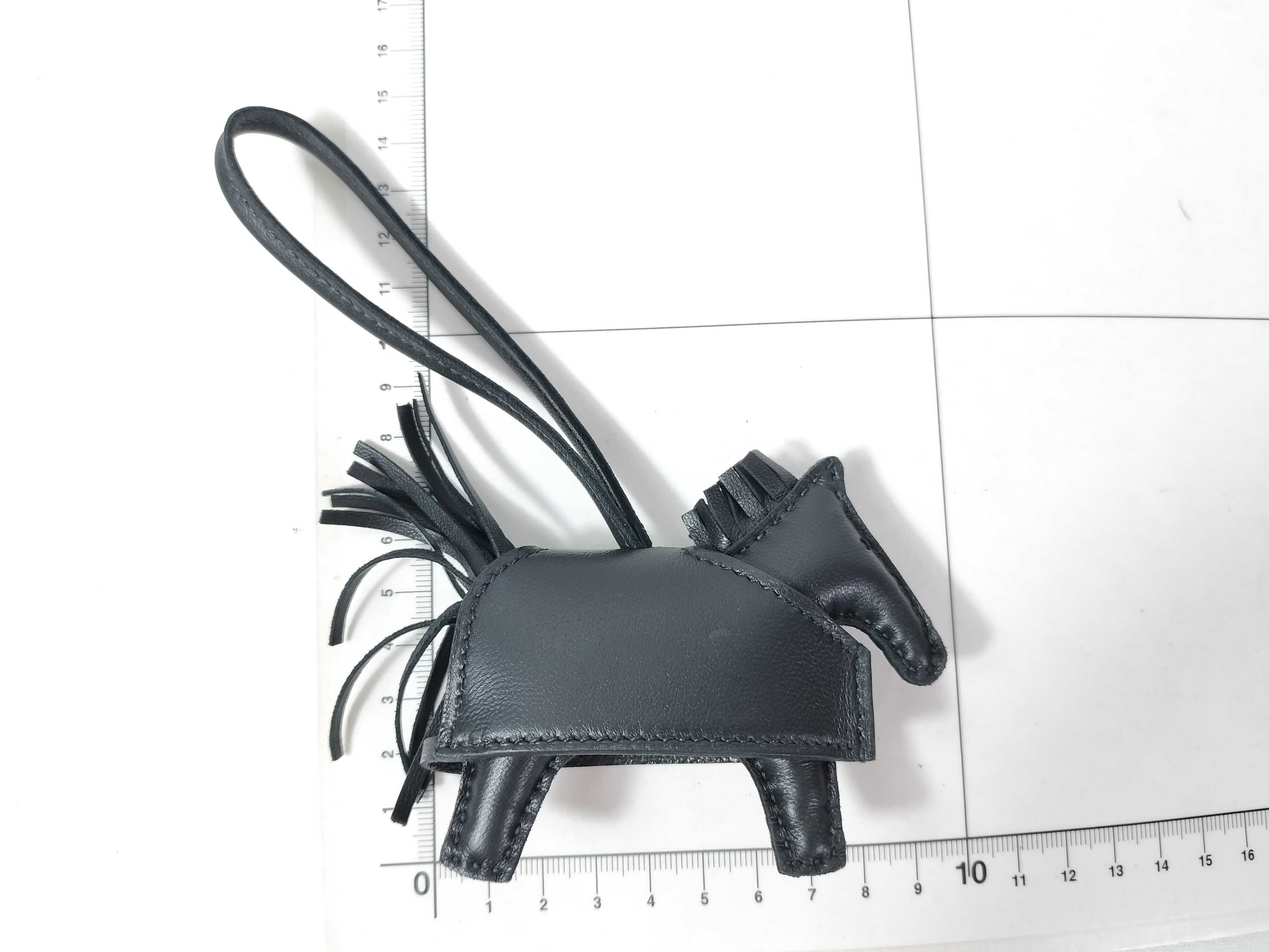 Rodeo Lock PM G stamp charm, Agneau Milo, So Black, and other accessories. — view 2
