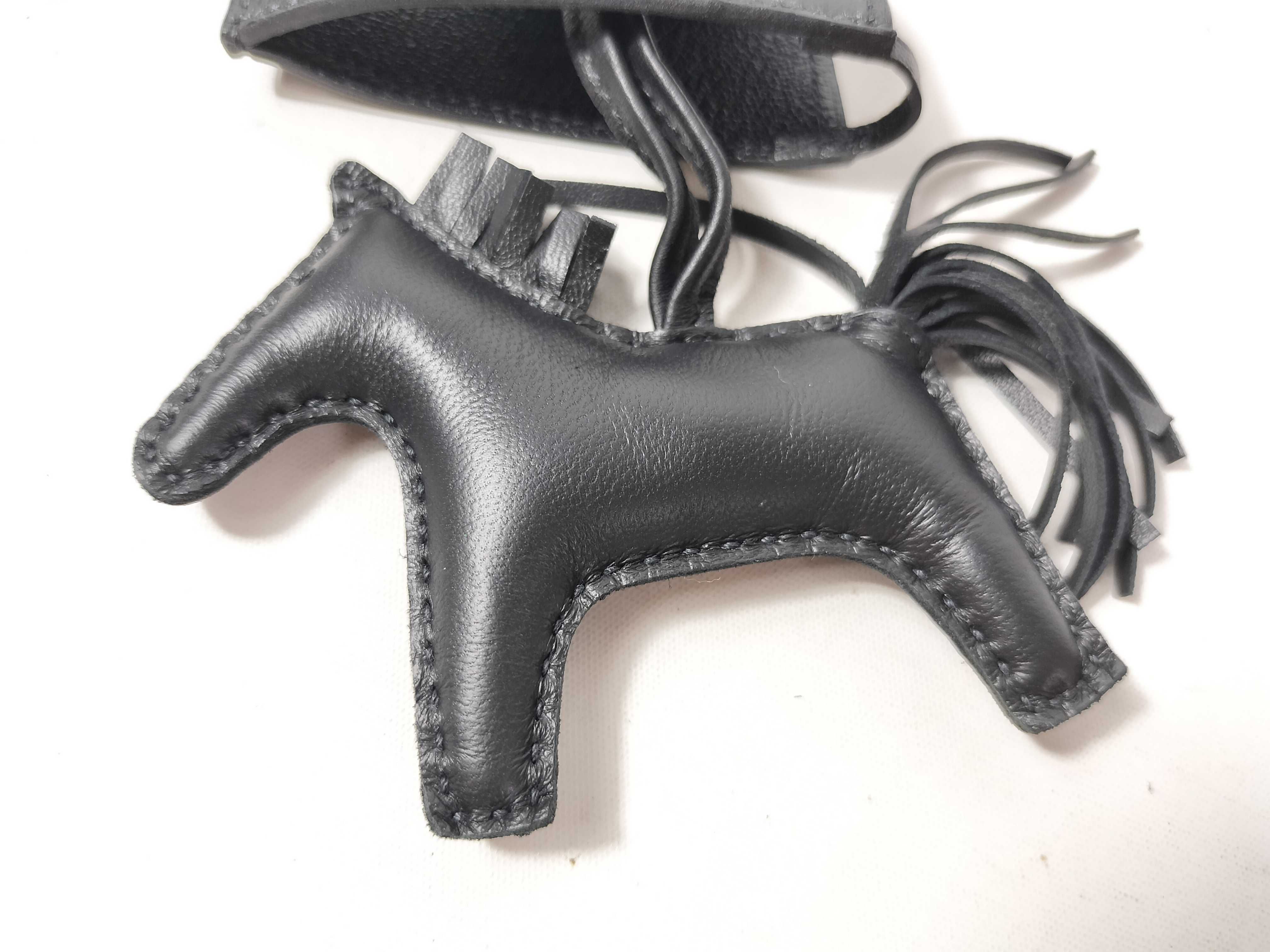 Rodeo Lock PM G stamp charm, Agneau Milo, So Black, and other accessories. — view 7