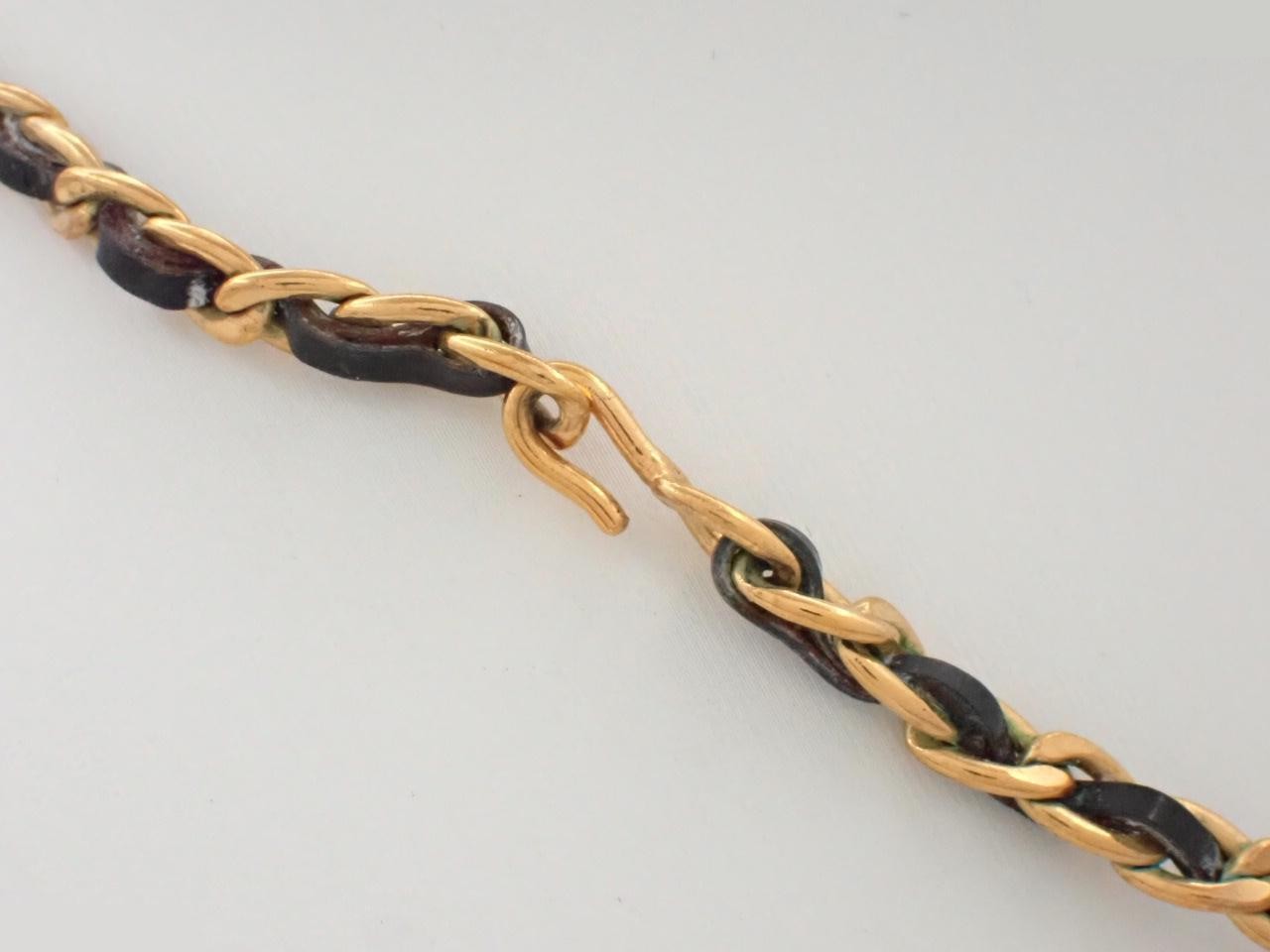 Medallion necklace, neck circumference approximately 36 cm — view 2