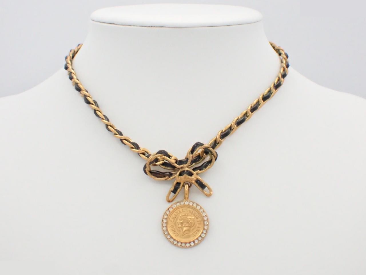 Medallion necklace, neck circumference approximately 36 cm — view 3